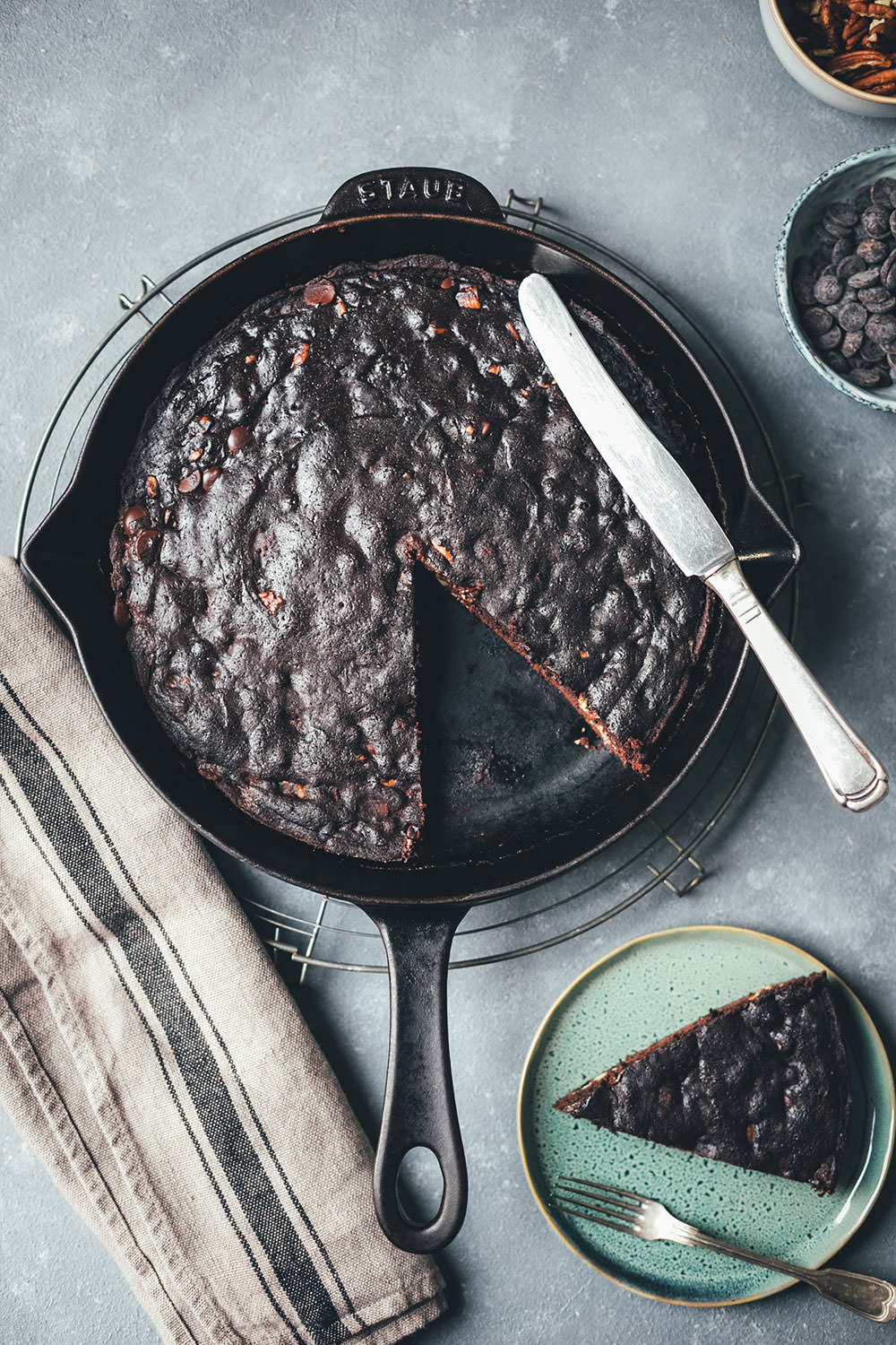 Rezept für leckeren Schoko-Nuss-Kuchen aus der Pfanne | Kuchen backen ohne Backofen | Schokokuchen mit Walnüssen | moeyskitchen.com #schokonusskuchen #schokokuchen #kuchen #kuchenbacken #backenohnebackofen #backenohneofen #kuchenausderpfanne #pfanne #herd #rezepte #foodblogger