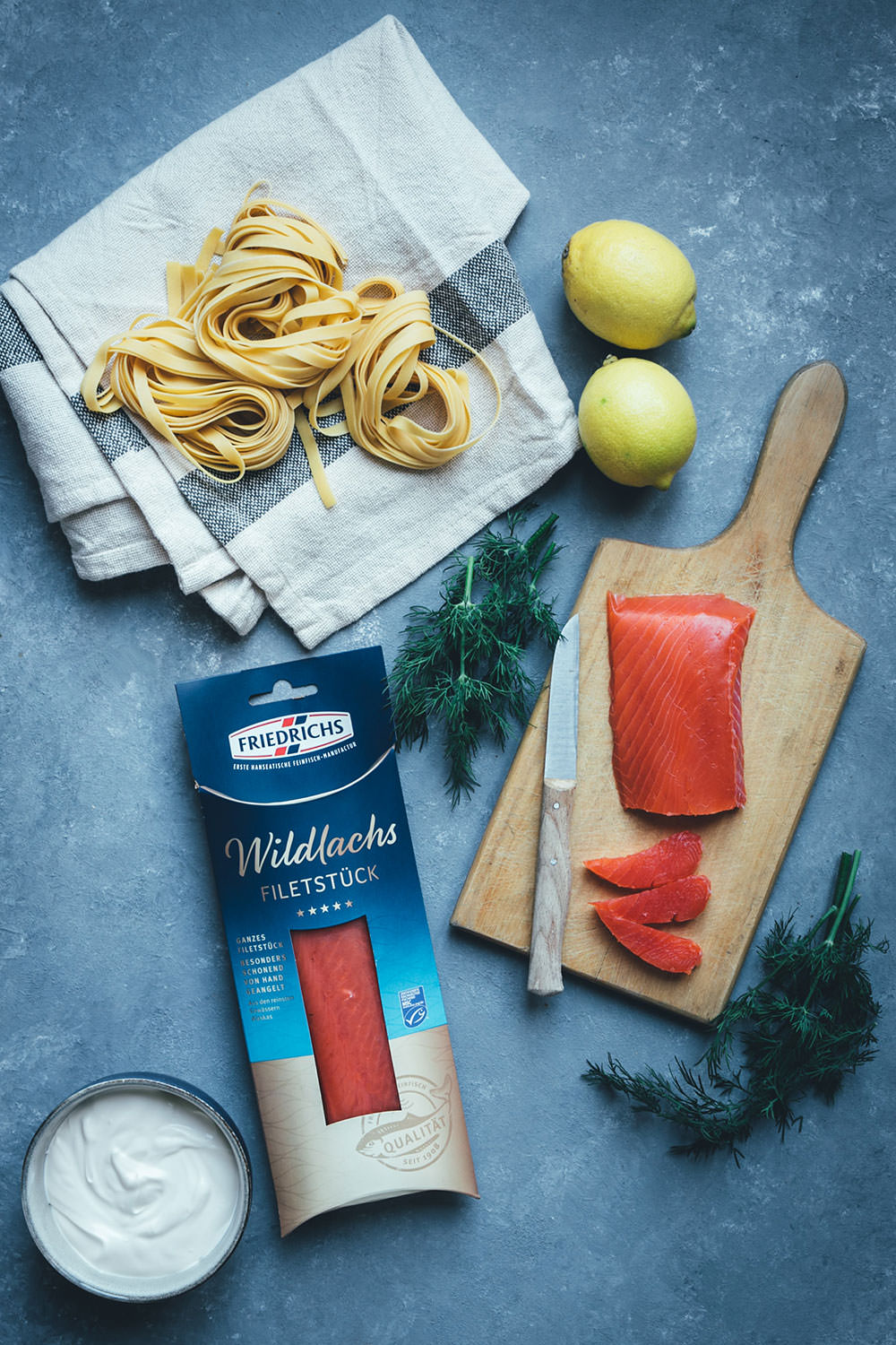 Rezept für frische selbst gemachte Pasta mit geräuchertem Wildlachs Filetstück und cremiger Sauce | Blick hinter die Kulissen in der Produktion von Alaska-Wildlachs-Produkten | Werbung | moeyskitchen.com #wildlachs #alaskawildlachs #pasta #homemade #rezepte #foodblogger #produktion #travelblogger #blickhinterdiekulissen #fischfabrik #friedrichs #friedrichsfeinfisch