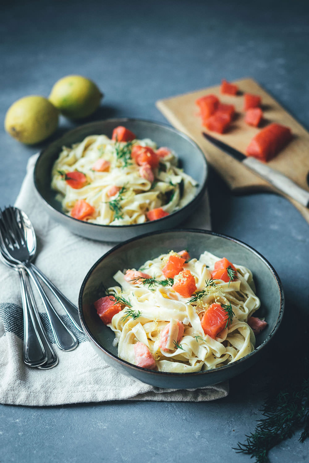 Rezept für frische selbst gemachte Pasta mit geräuchertem Wildlachs Filetstück und cremiger Sauce | Blick hinter die Kulissen in der Produktion von Alaska-Wildlachs-Produkten | Werbung | moeyskitchen.com #wildlachs #alaskawildlachs #pasta #homemade #rezepte #foodblogger #produktion #travelblogger #blickhinterdiekulissen #fischfabrik #friedrichs #friedrichsfeinfisch