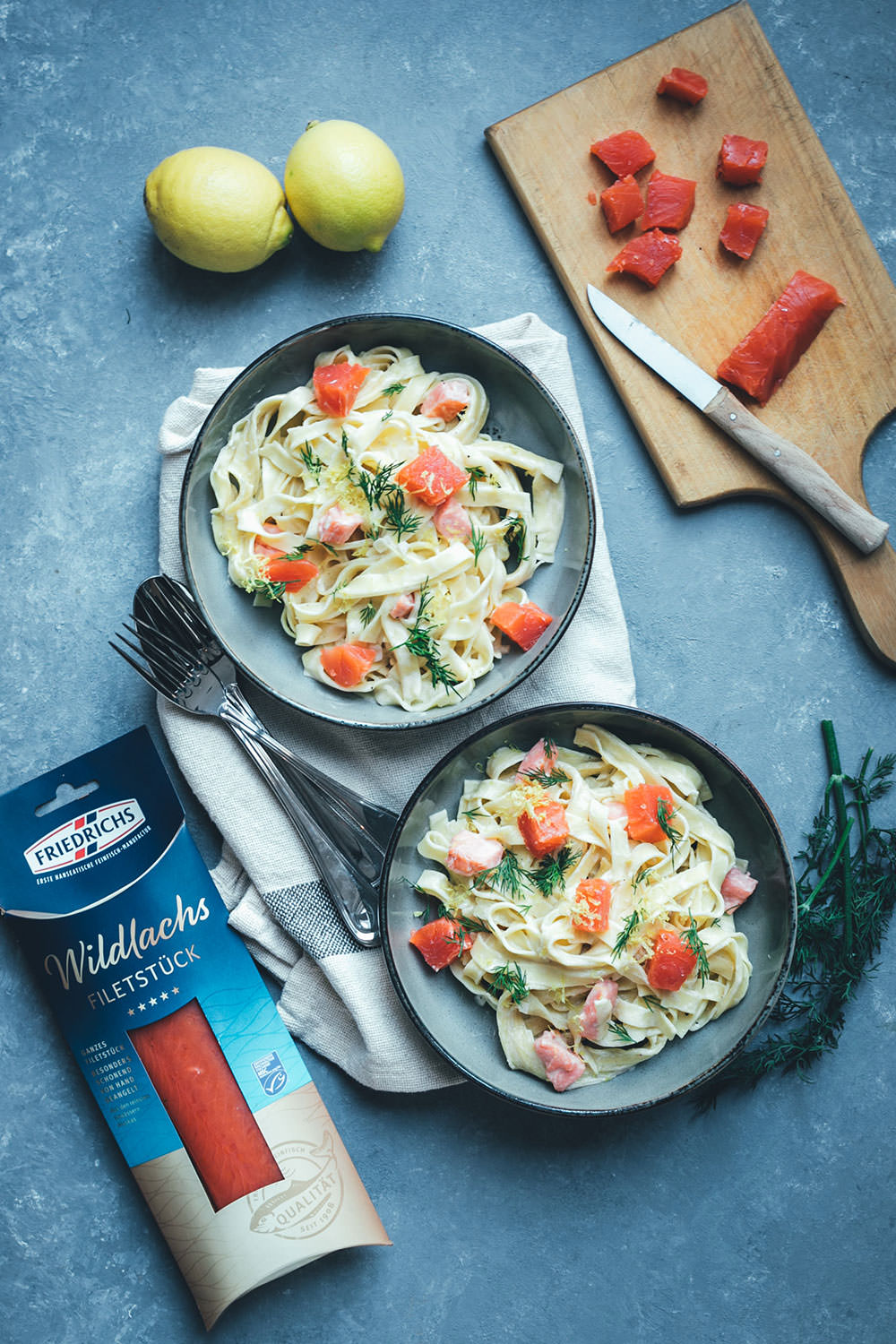 Rezept für frische selbst gemachte Pasta mit geräuchertem Wildlachs Filetstück und cremiger Sauce | Blick hinter die Kulissen in der Produktion von Alaska-Wildlachs-Produkten | Werbung | moeyskitchen.com #wildlachs #alaskawildlachs #pasta #homemade #rezepte #foodblogger #produktion #travelblogger #blickhinterdiekulissen #fischfabrik #friedrichs #friedrichsfeinfisch