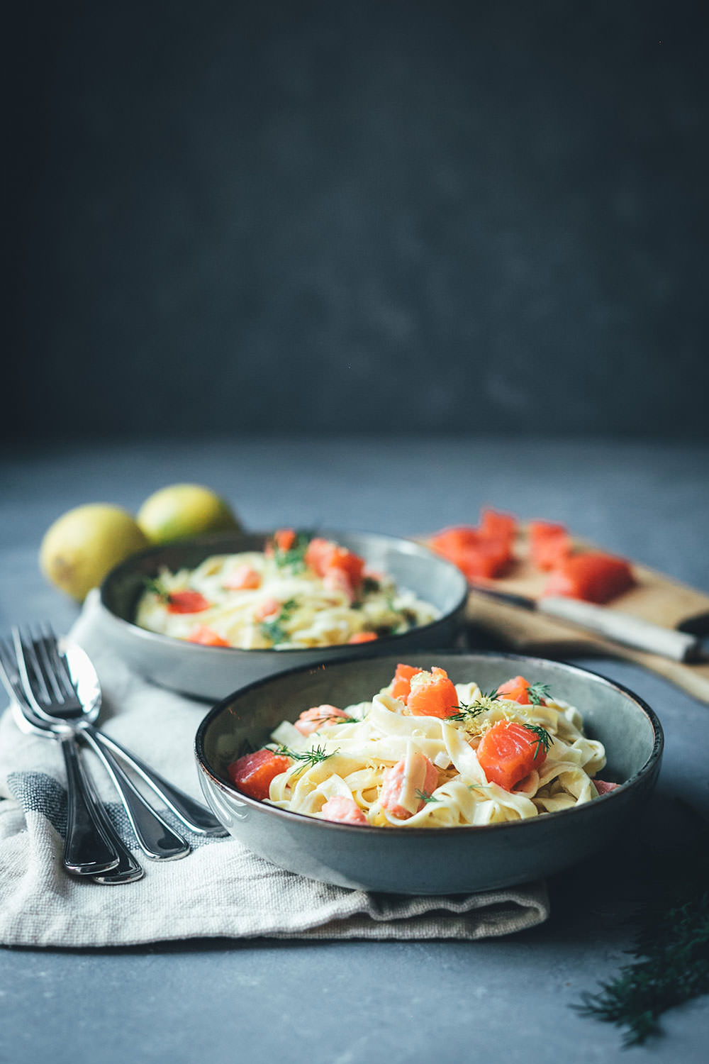 Rezept für frische selbst gemachte Pasta mit geräuchertem Wildlachs Filetstück und cremiger Sauce | Blick hinter die Kulissen in der Produktion von Alaska-Wildlachs-Produkten | Werbung | moeyskitchen.com #wildlachs #alaskawildlachs #pasta #homemade #rezepte #foodblogger #produktion #travelblogger #blickhinterdiekulissen #fischfabrik #friedrichs #friedrichsfeinfisch