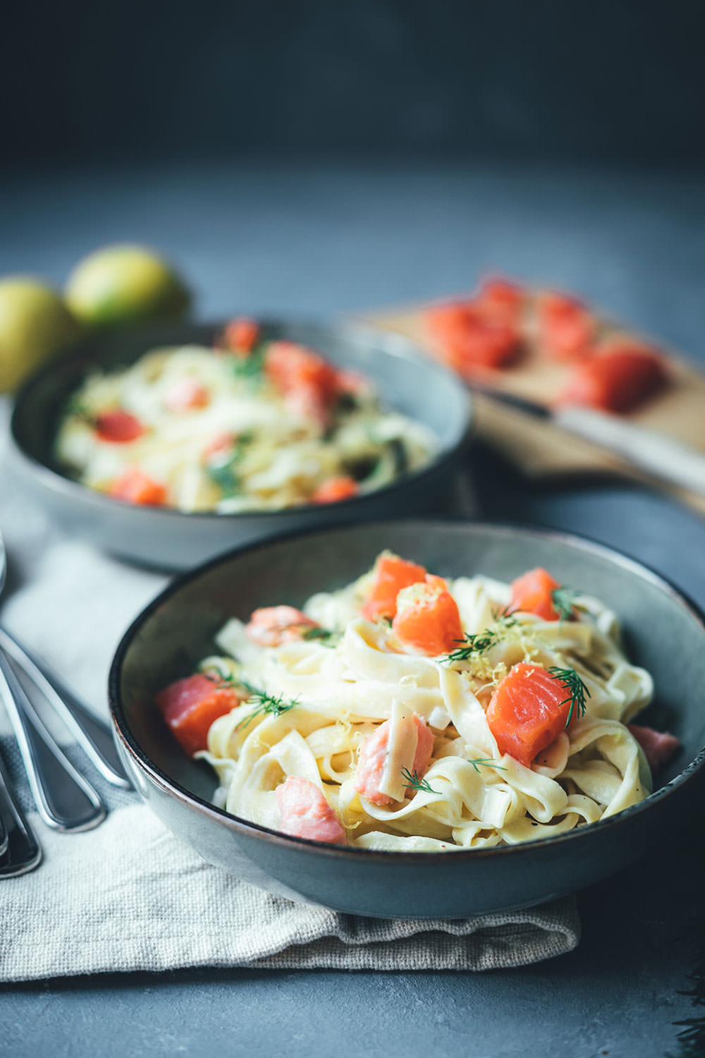 Rezept für frische selbst gemachte Pasta mit geräuchertem Wildlachs Filetstück und cremiger Sauce | Blick hinter die Kulissen in der Produktion von Alaska-Wildlachs-Produkten | Werbung | moeyskitchen.com #wildlachs #alaskawildlachs #pasta #homemade #rezepte #foodblogger #produktion #travelblogger #blickhinterdiekulissen #fischfabrik #friedrichs #friedrichsfeinfisch