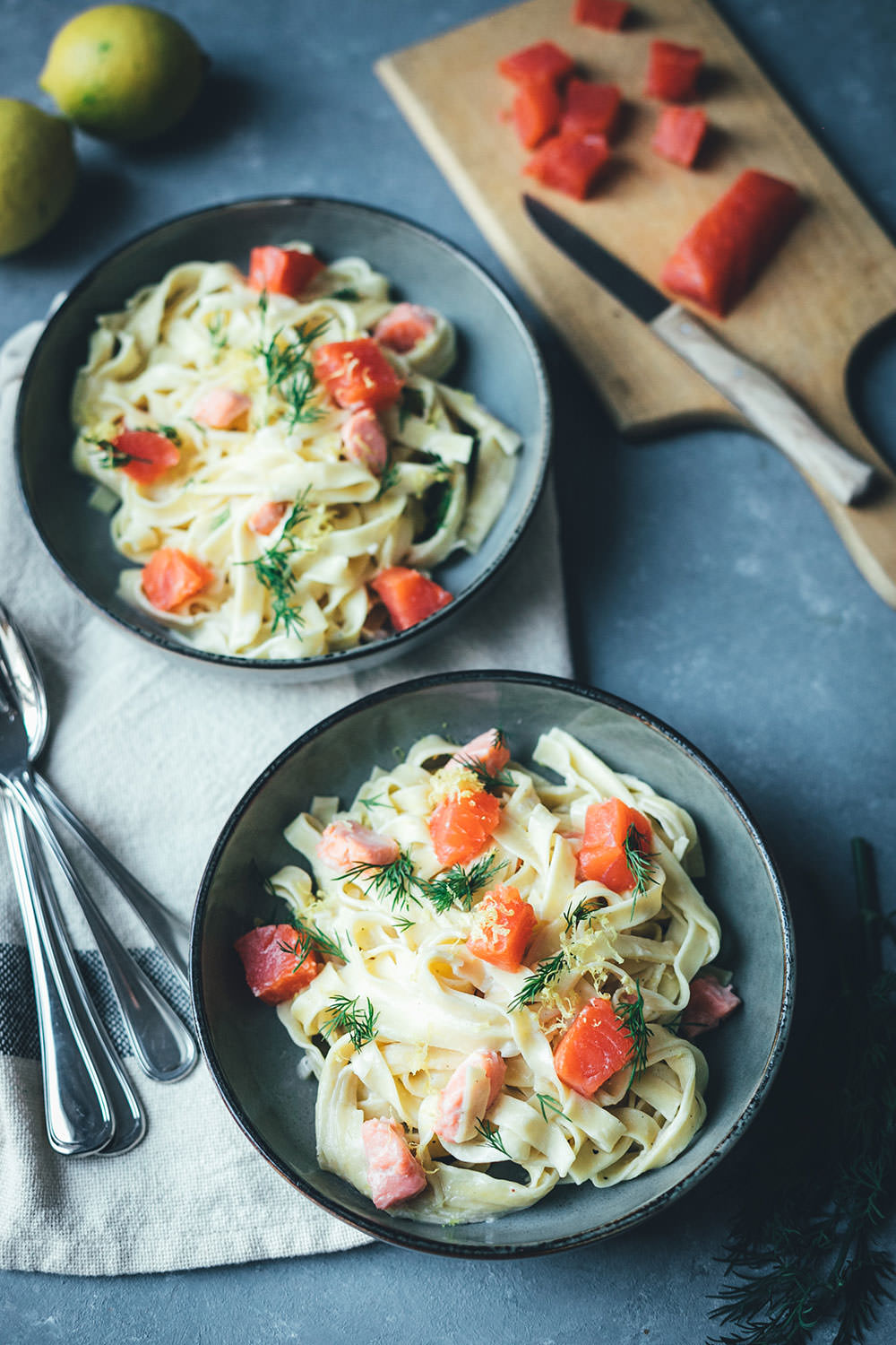 Rezept für frische selbst gemachte Pasta mit geräuchertem Wildlachs Filetstück und cremiger Sauce | Blick hinter die Kulissen in der Produktion von Alaska-Wildlachs-Produkten | Werbung | moeyskitchen.com #wildlachs #alaskawildlachs #pasta #homemade #rezepte #foodblogger #produktion #travelblogger #blickhinterdiekulissen #fischfabrik #friedrichs #friedrichsfeinfisch