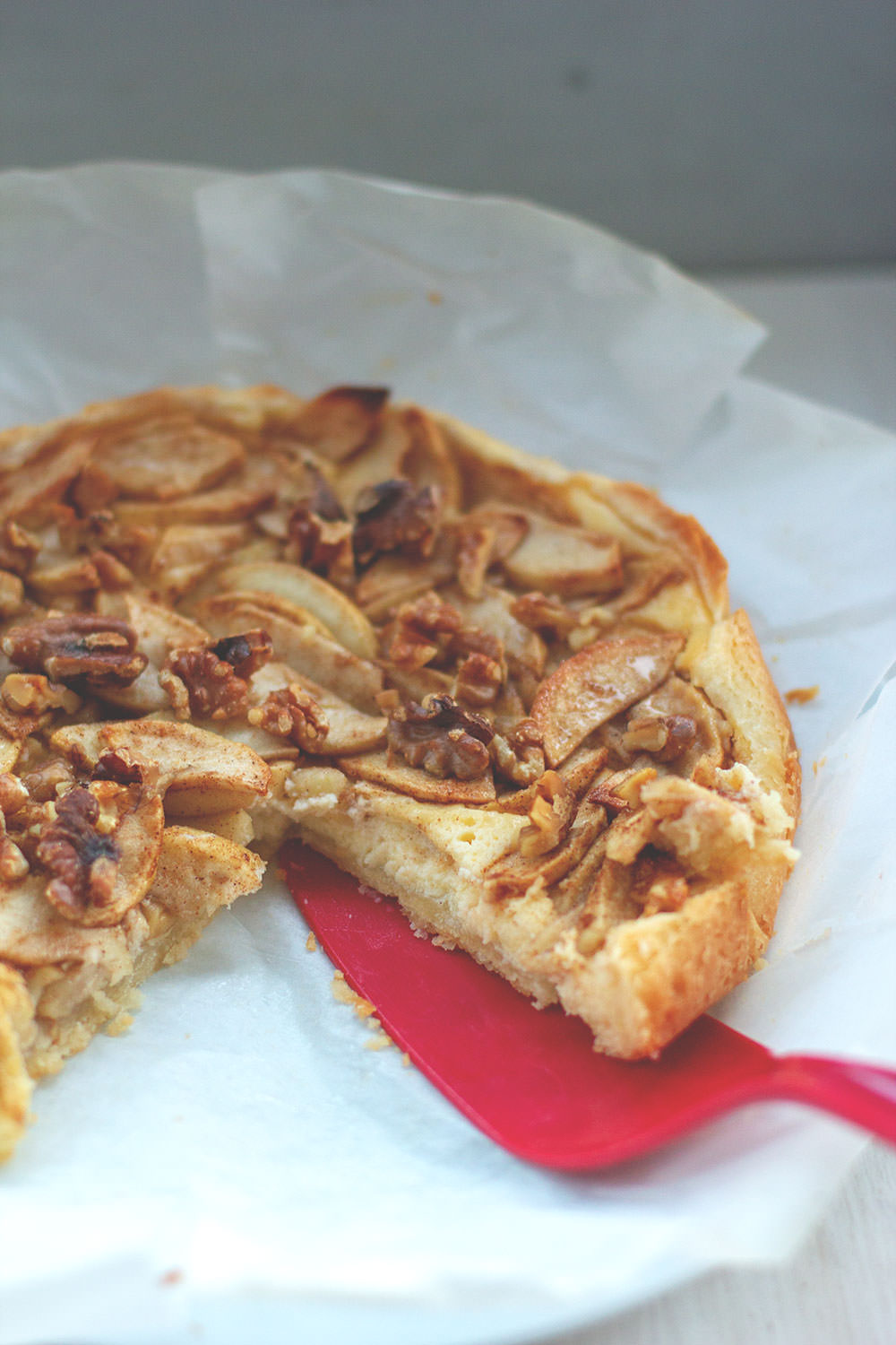 Rezept für blitzschnellen Apfelkuchen aus Rührteig, mit Frischkäse-Guss, Zimt & Zucker und Walnusskernen | der perfekte Apfelkuchen für den Herbst und Winter | moeyskitchen.com #apfelkuchen #äpfel #kuchen #backen #foodblogger #rezepte