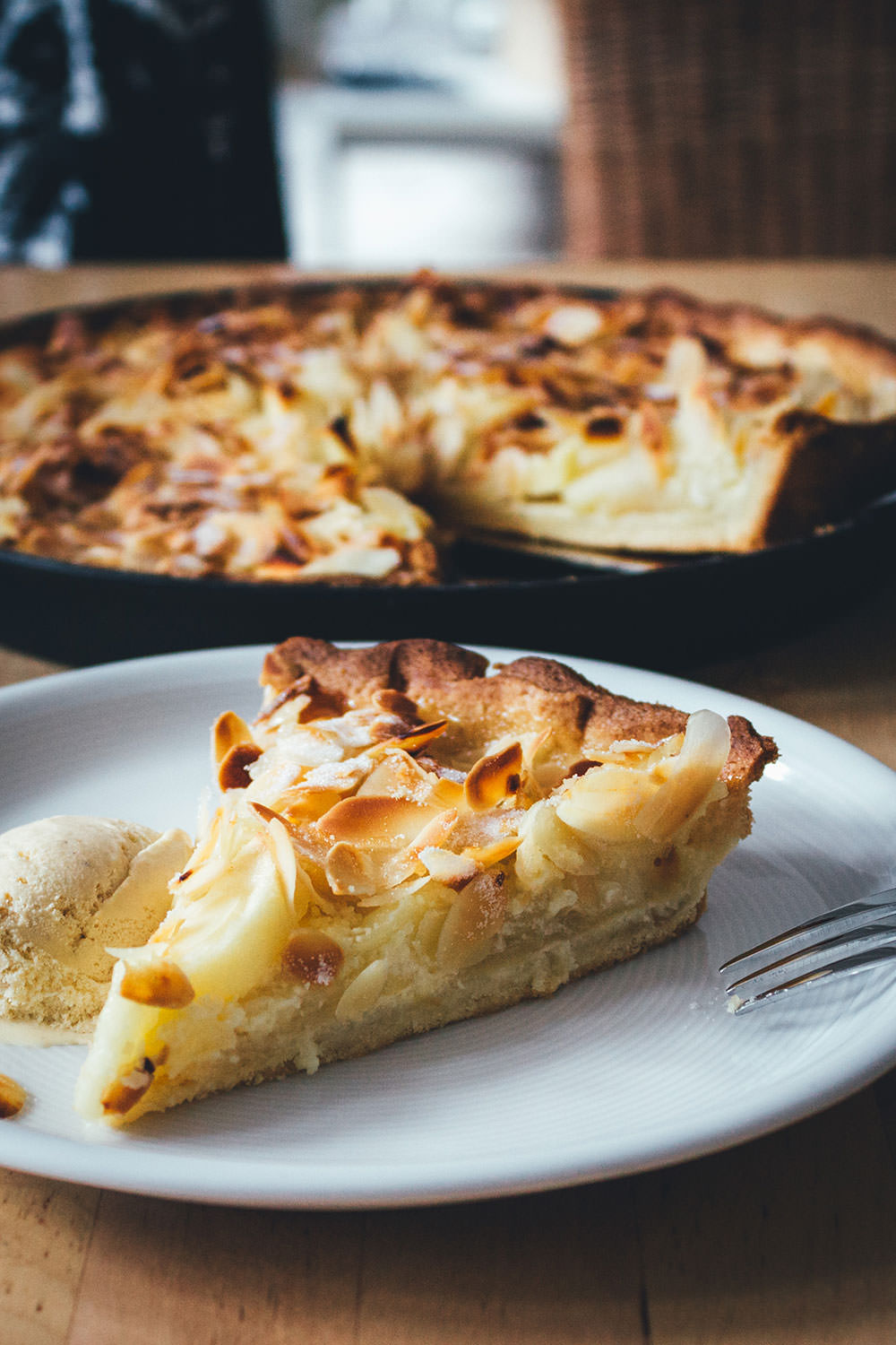 Rezept für Apfeltarte mit Mascarponecreme und Mandeln | der perfekte Apfelkuchen für den Herbst | moeyskitchen.com #rezepte #foodblogger #apfelkuchen #apfeltarte #tarte #kuchen #herbst