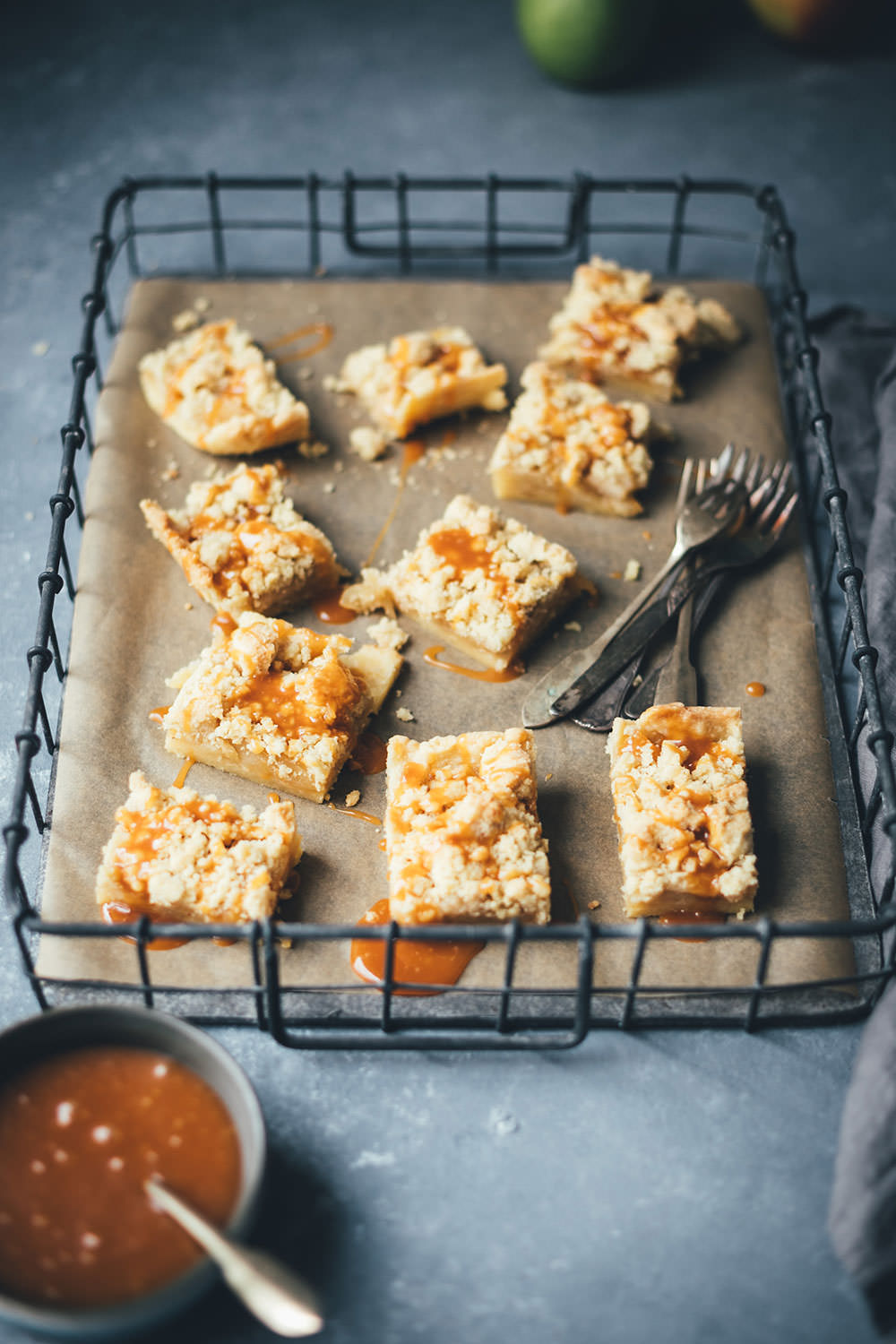 Rezept für Salted Caramel Apple Pie Streusel Bars | saftiger Apfelkuchen mit Streuseln und Salzkaramell-Sauce | moeyskitchen.com #applepie #apfelkuchen #äpfel #kuchen #backen #rezepte #foodblogger