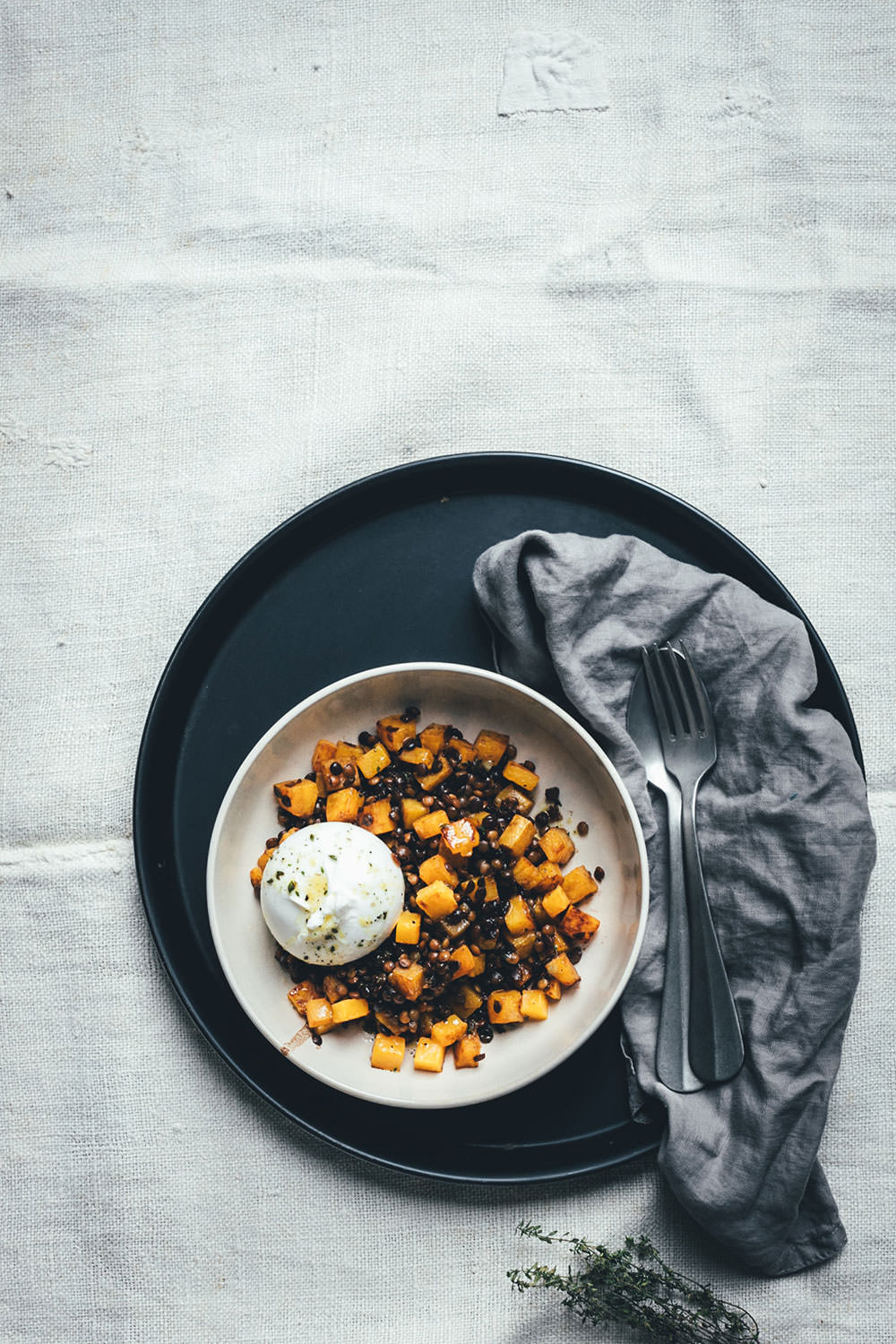 Rezept für Balsamico-Linsen mit Aceto Balsamico di Modena g.g.A., gebratenem Kürbis und Burrata | lauwarmer Salat für den Herbst und Winter | moeyskitchen.com #balsamico #balsamicolinsen #acetobalsamicodimodena #kürbissalat #linsensalat #burrata #rezepte #foodblogger #herbstrezepte #winterrezepte