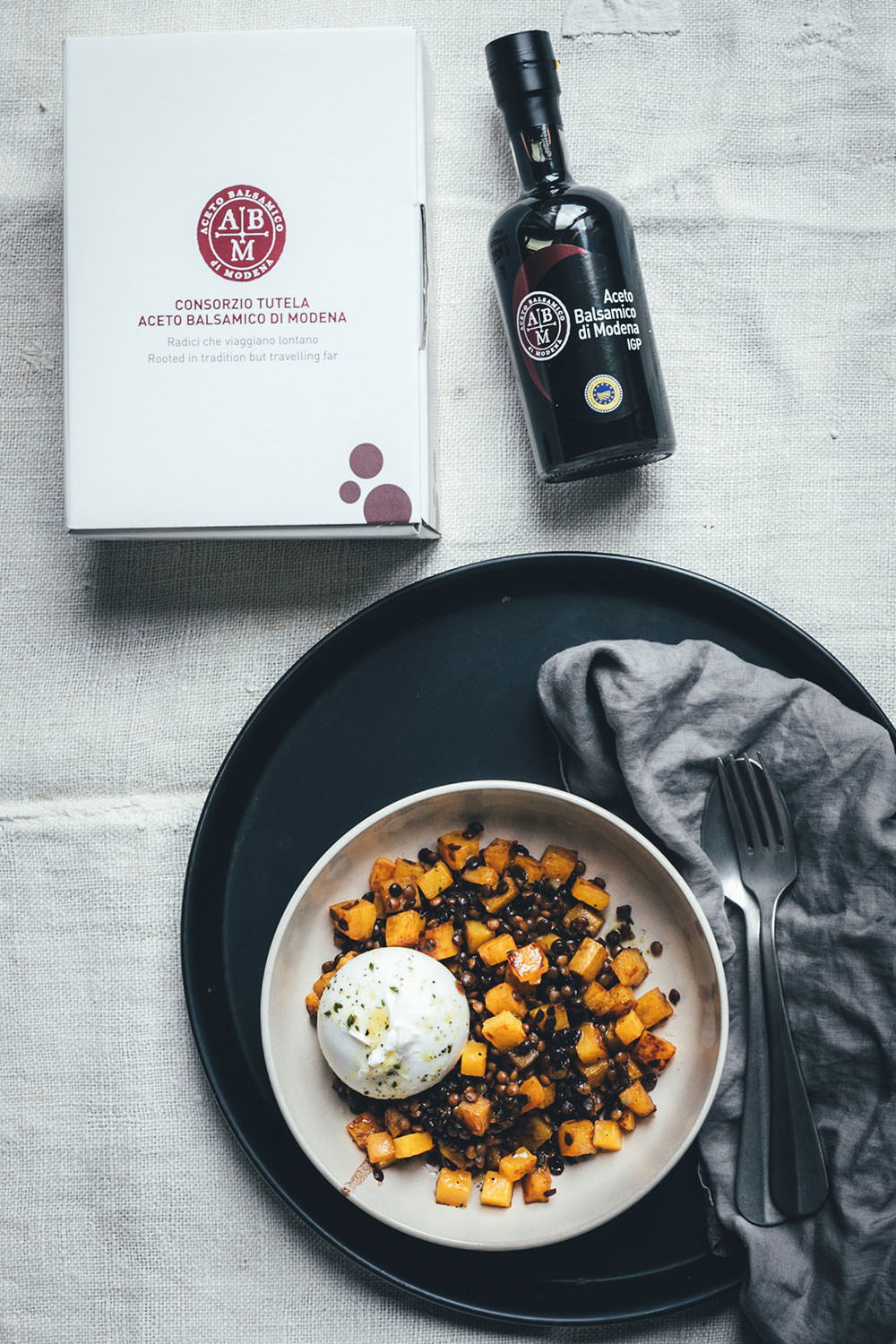 Rezept für Balsamico-Linsen mit Aceto Balsamico di Modena g.g.A., gebratenem Kürbis und Burrata | lauwarmer Salat für den Herbst und Winter | moeyskitchen.com #balsamico #balsamicolinsen #acetobalsamicodimodena #kürbissalat #linsensalat #burrata #rezepte #foodblogger #herbstrezepte #winterrezepte