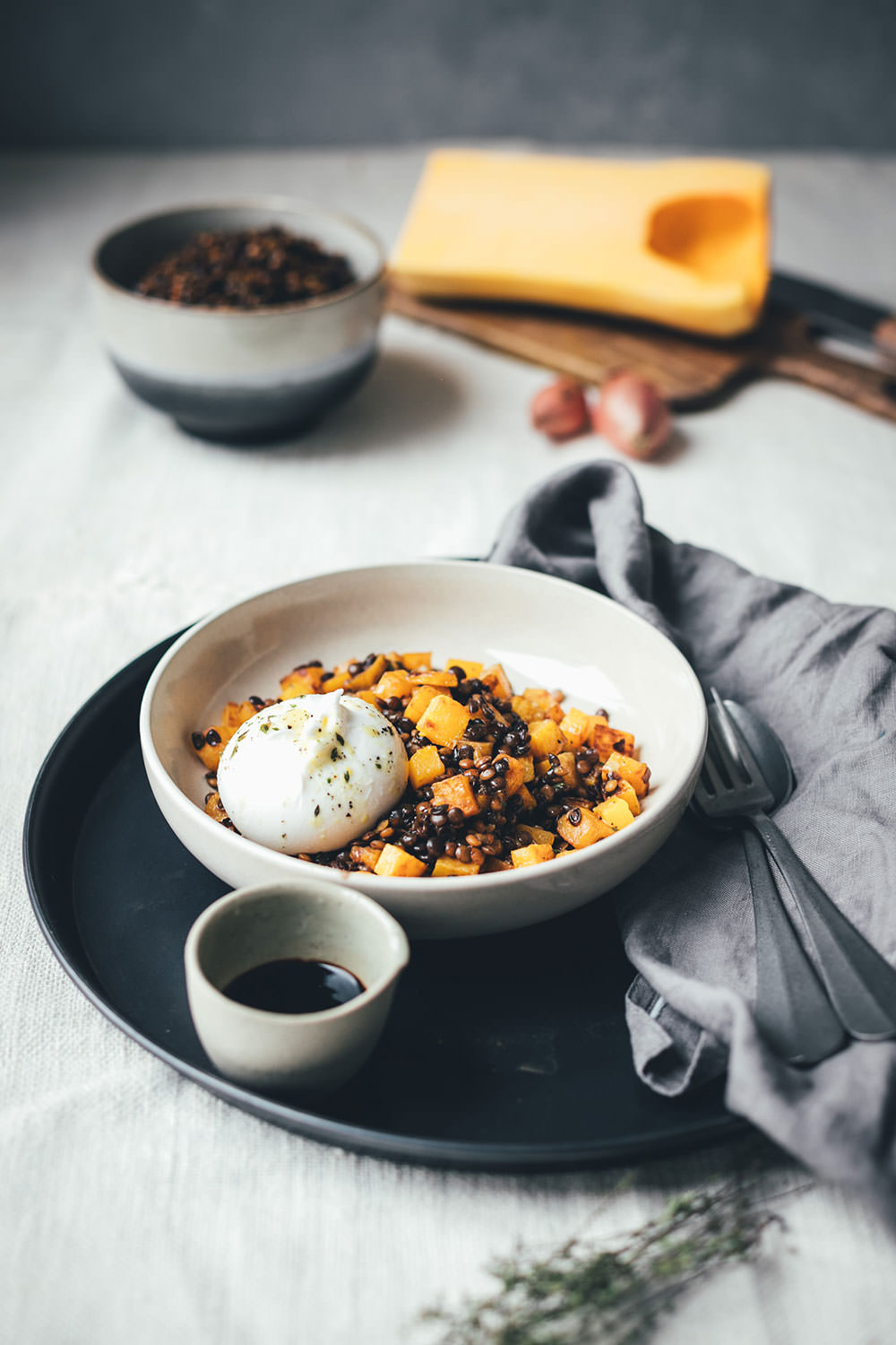Rezept für Balsamico-Linsen mit Aceto Balsamico di Modena g.g.A., gebratenem Kürbis und Burrata | lauwarmer Salat für den Herbst und Winter | moeyskitchen.com #balsamico #balsamicolinsen #acetobalsamicodimodena #kürbissalat #linsensalat #burrata #rezepte #foodblogger #herbstrezepte #winterrezepte