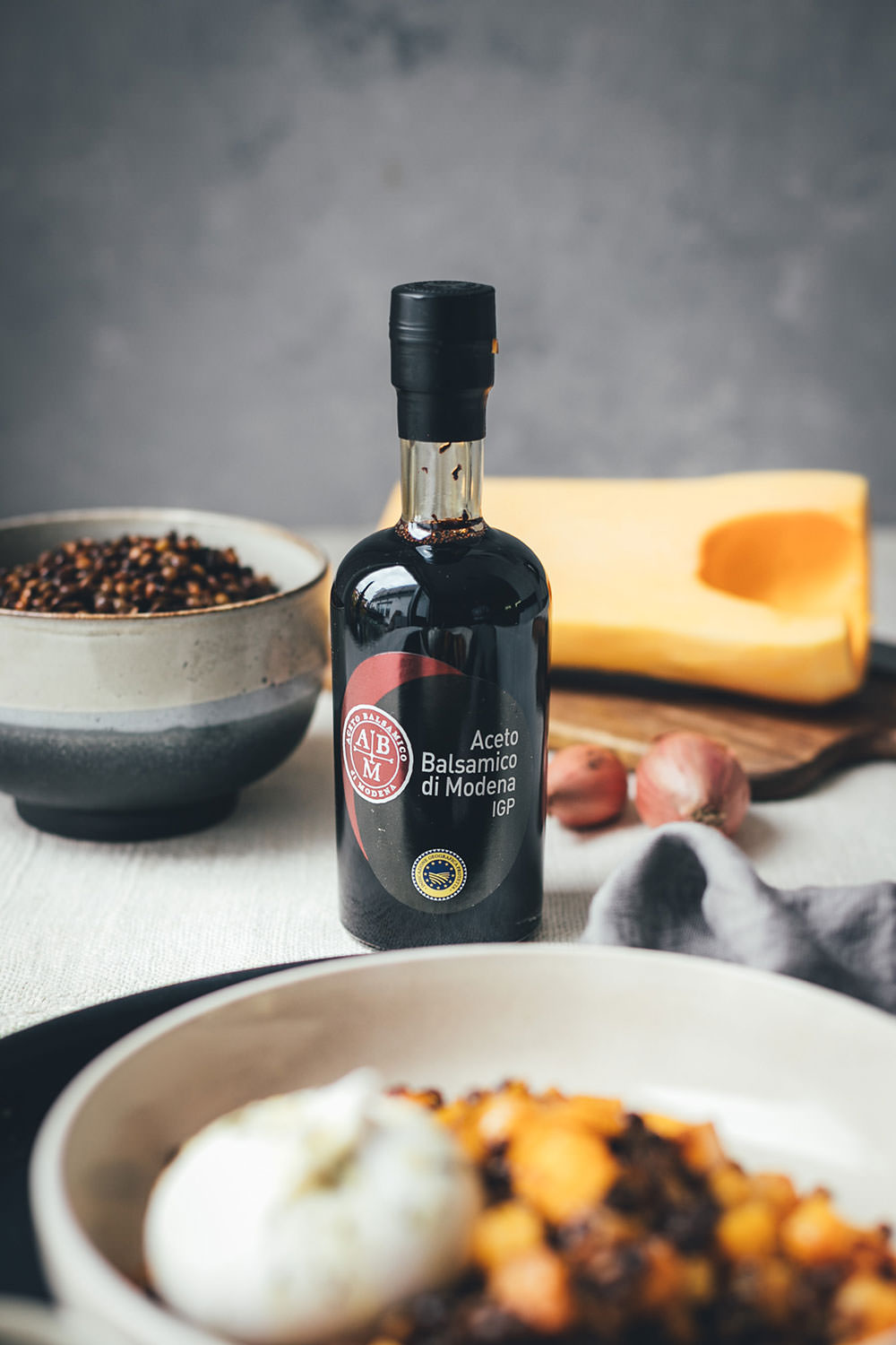 Rezept für Balsamico-Linsen mit Aceto Balsamico di Modena g.g.A., gebratenem Kürbis und Burrata | lauwarmer Salat für den Herbst und Winter | moeyskitchen.com #balsamico #balsamicolinsen #acetobalsamicodimodena #kürbissalat #linsensalat #burrata #rezepte #foodblogger #herbstrezepte #winterrezepte