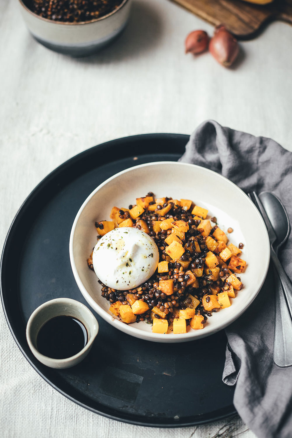 Rezept für Balsamico-Linsen mit Aceto Balsamico di Modena g.g.A., gebratenem Kürbis und Burrata | lauwarmer Salat für den Herbst und Winter | moeyskitchen.com #balsamico #balsamicolinsen #acetobalsamicodimodena #kürbissalat #linsensalat #burrata #rezepte #foodblogger #herbstrezepte #winterrezepte