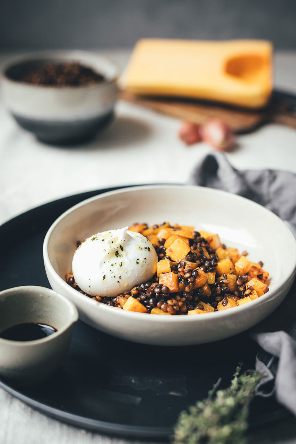 Rezept für Balsamico-Linsen mit Aceto Balsamico di Modena g.g.A., gebratenem Kürbis und Burrata | lauwarmer Salat für den Herbst und Winter | moeyskitchen.com #balsamico #balsamicolinsen #acetobalsamicodimodena #kürbissalat #linsensalat #burrata #rezepte #foodblogger #herbstrezepte #winterrezepte