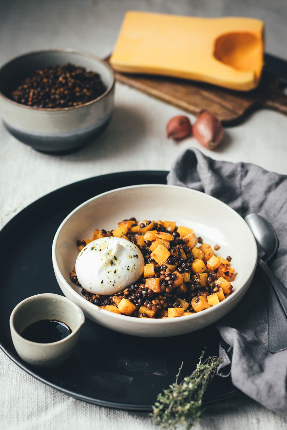 Rezept für Balsamico-Linsen mit Aceto Balsamico di Modena g.g.A., gebratenem Kürbis und Burrata | lauwarmer Salat für den Herbst und Winter | moeyskitchen.com #balsamico #balsamicolinsen #acetobalsamicodimodena #kürbissalat #linsensalat #burrata #rezepte #foodblogger #herbstrezepte #winterrezepte