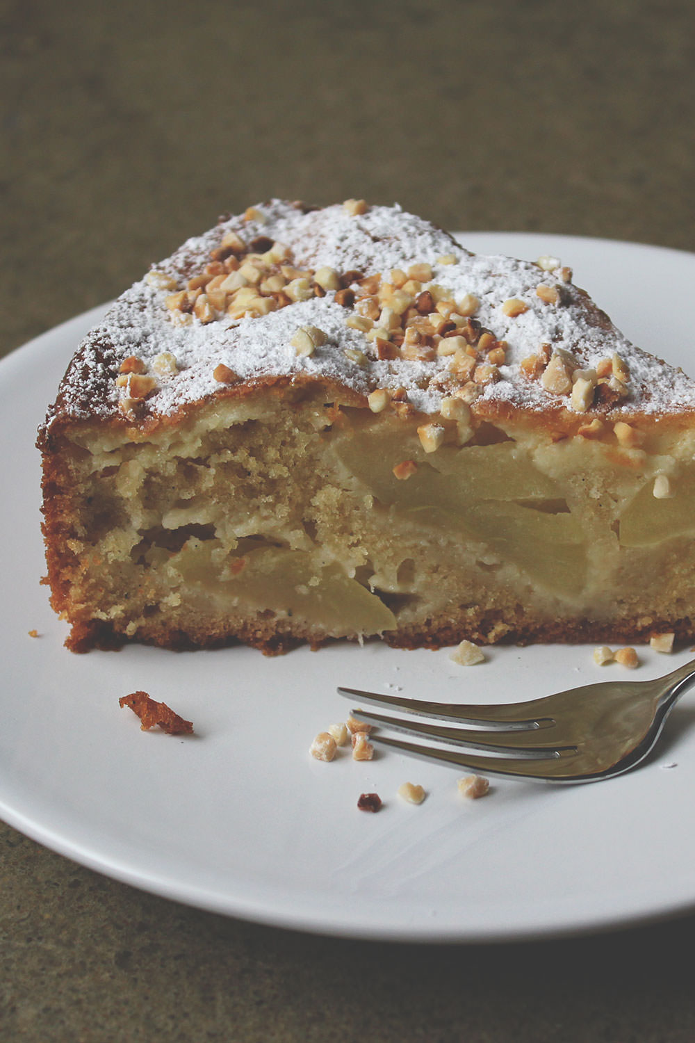 Rezept für französischen Apfelkuchen mit Crème fraîche und Mandeln | der perfekte Apfelkuchen für den Herbst und Winter | moeyskitchen.com #apfelkuchen #äpfel #kuchen #backen #rezepte #foodblogger