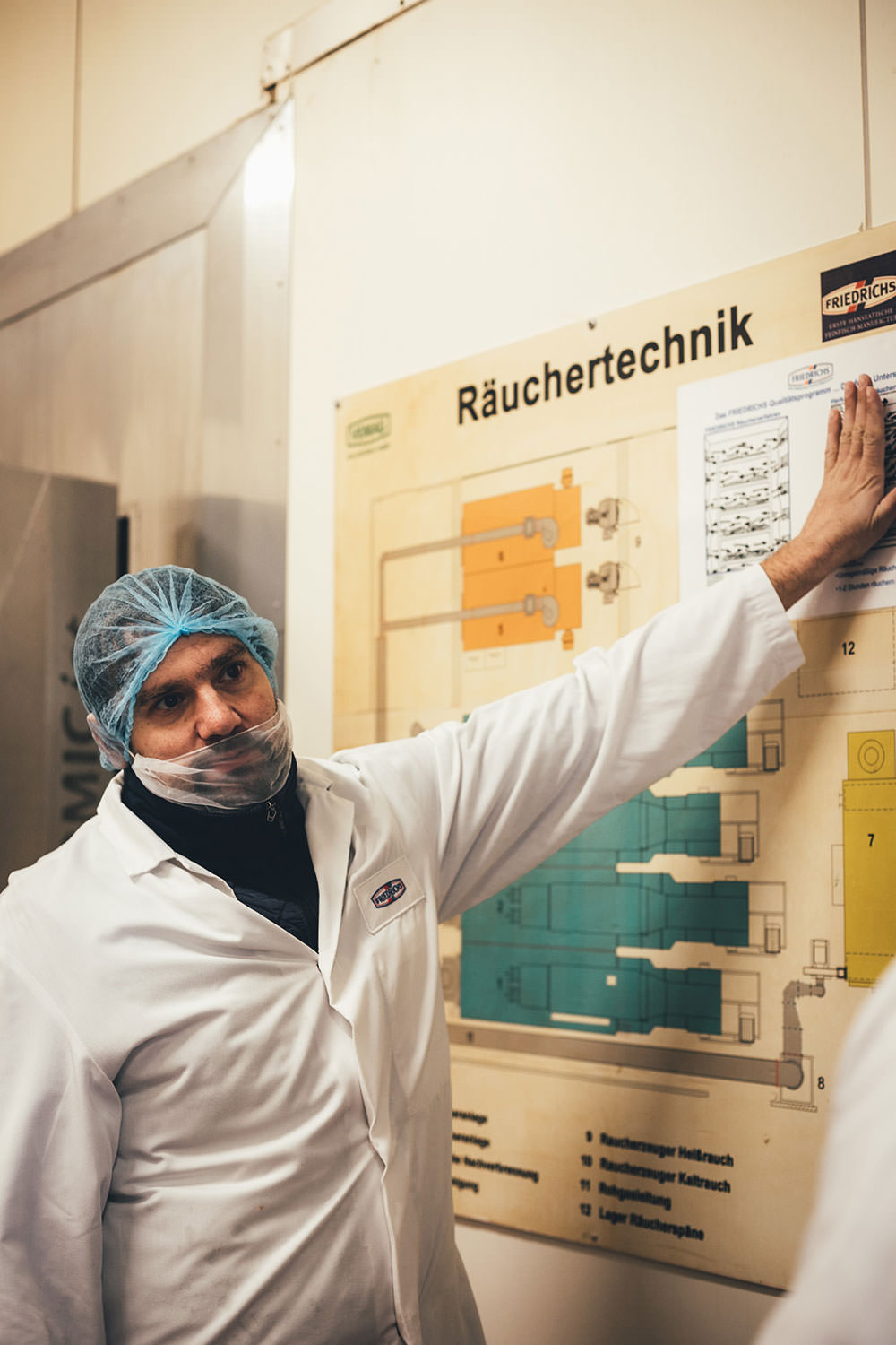 Rezept für frische selbst gemachte Pasta mit geräuchertem Wildlachs Filetstück und cremiger Sauce | Blick hinter die Kulissen in der Produktion von Alaska-Wildlachs-Produkten | Werbung | moeyskitchen.com #wildlachs #alaskawildlachs #pasta #homemade #rezepte #foodblogger #produktion #travelblogger #blickhinterdiekulissen #fischfabrik #friedrichs #friedrichsfeinfisch