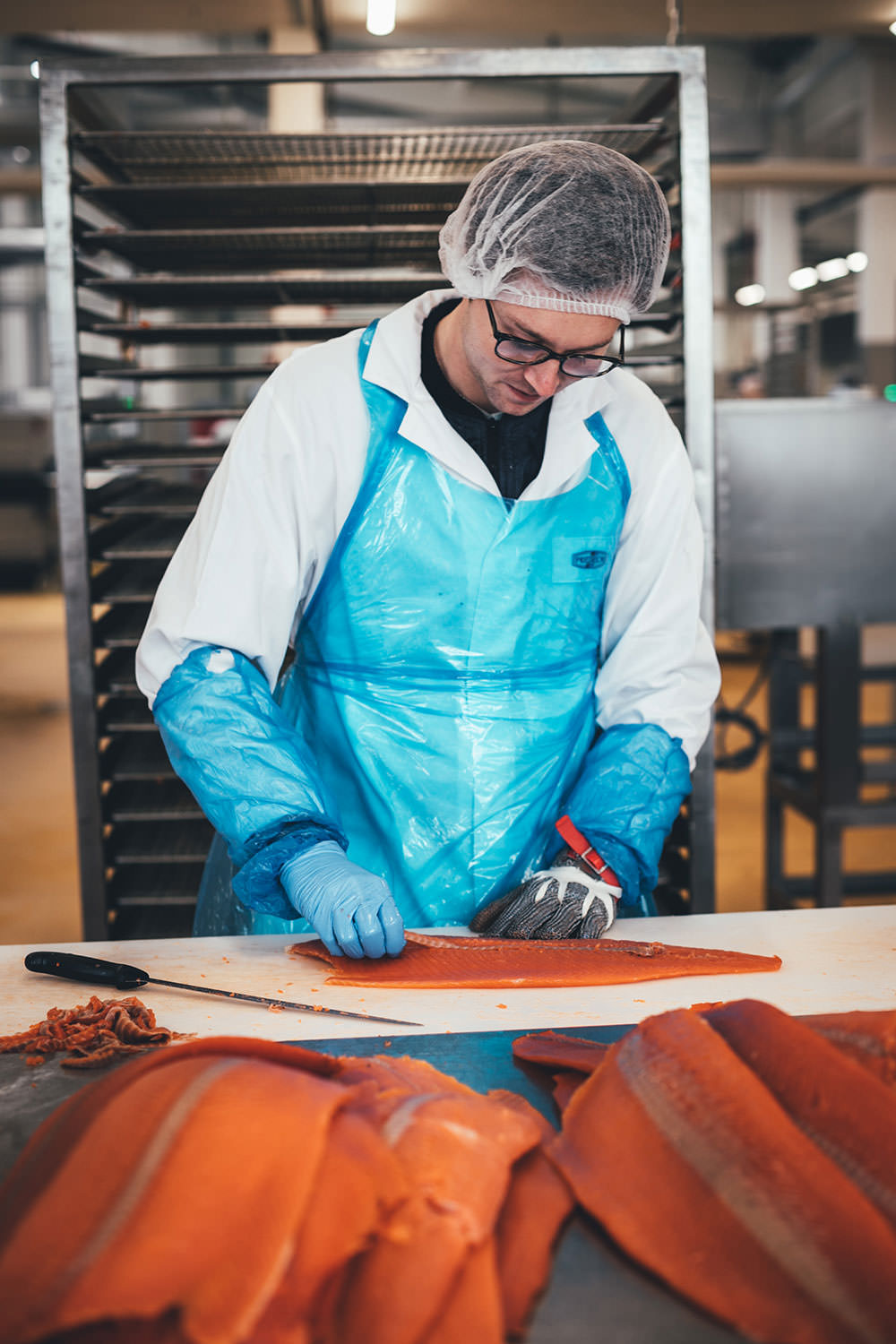 Rezept für frische selbst gemachte Pasta mit geräuchertem Wildlachs Filetstück und cremiger Sauce | Blick hinter die Kulissen in der Produktion von Alaska-Wildlachs-Produkten | Werbung | moeyskitchen.com #wildlachs #alaskawildlachs #pasta #homemade #rezepte #foodblogger #produktion #travelblogger #blickhinterdiekulissen #fischfabrik #friedrichs #friedrichsfeinfisch