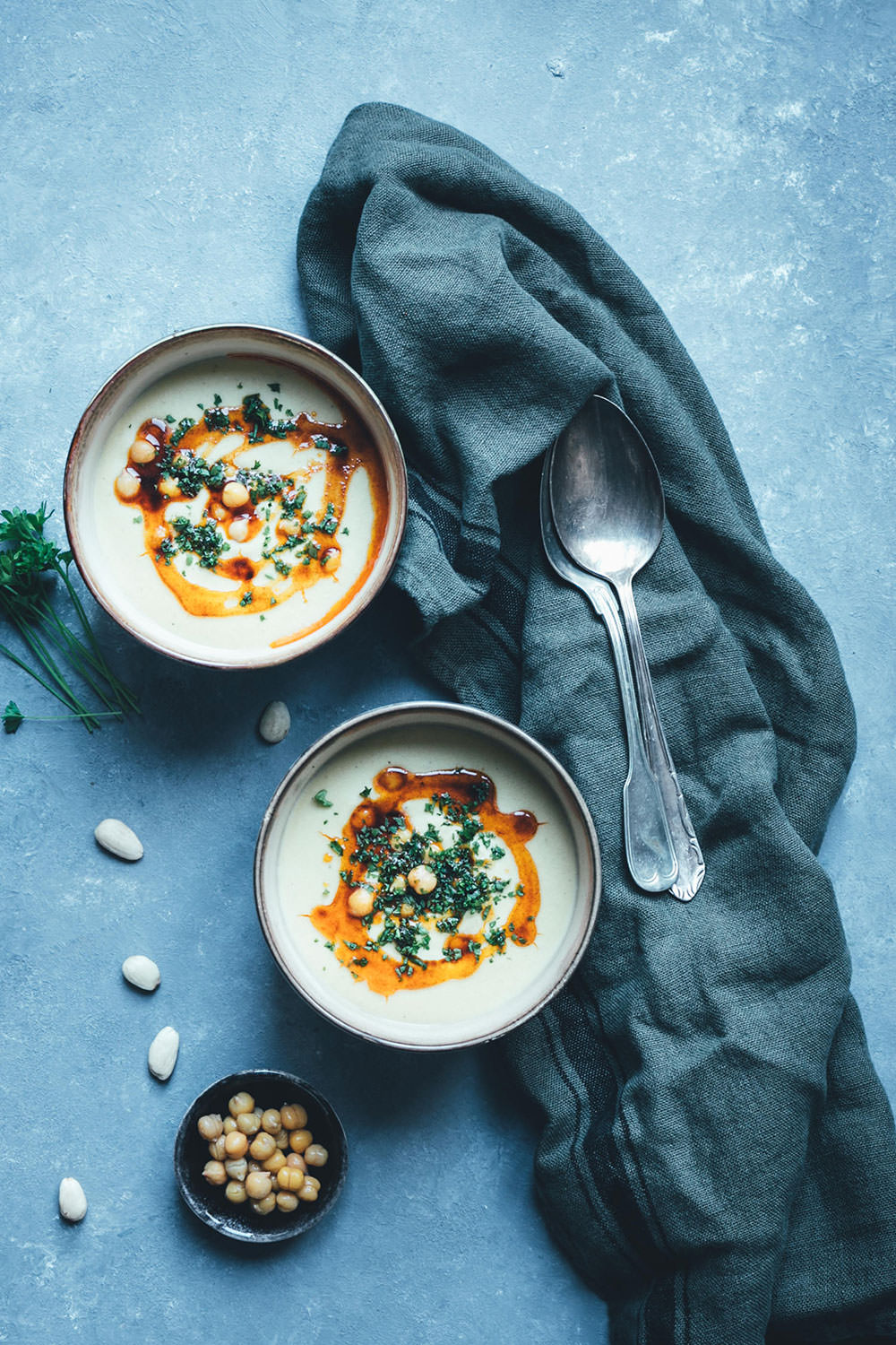 Rezept für cremige Kichererbsen-Suppe mit Mandeln und Paprika-Öl | Hummus-Suppe – vegan und glutenfrei | Rezept mit und ohne Thermomix | moeyskitchen.com #suppe #kichererbsensuppe #hummussuppe #kichererbsen #hummus #thermomix #thermomixrezepte #tm6 #tm5 #tm31 #rezepte #foodblogger #vegan