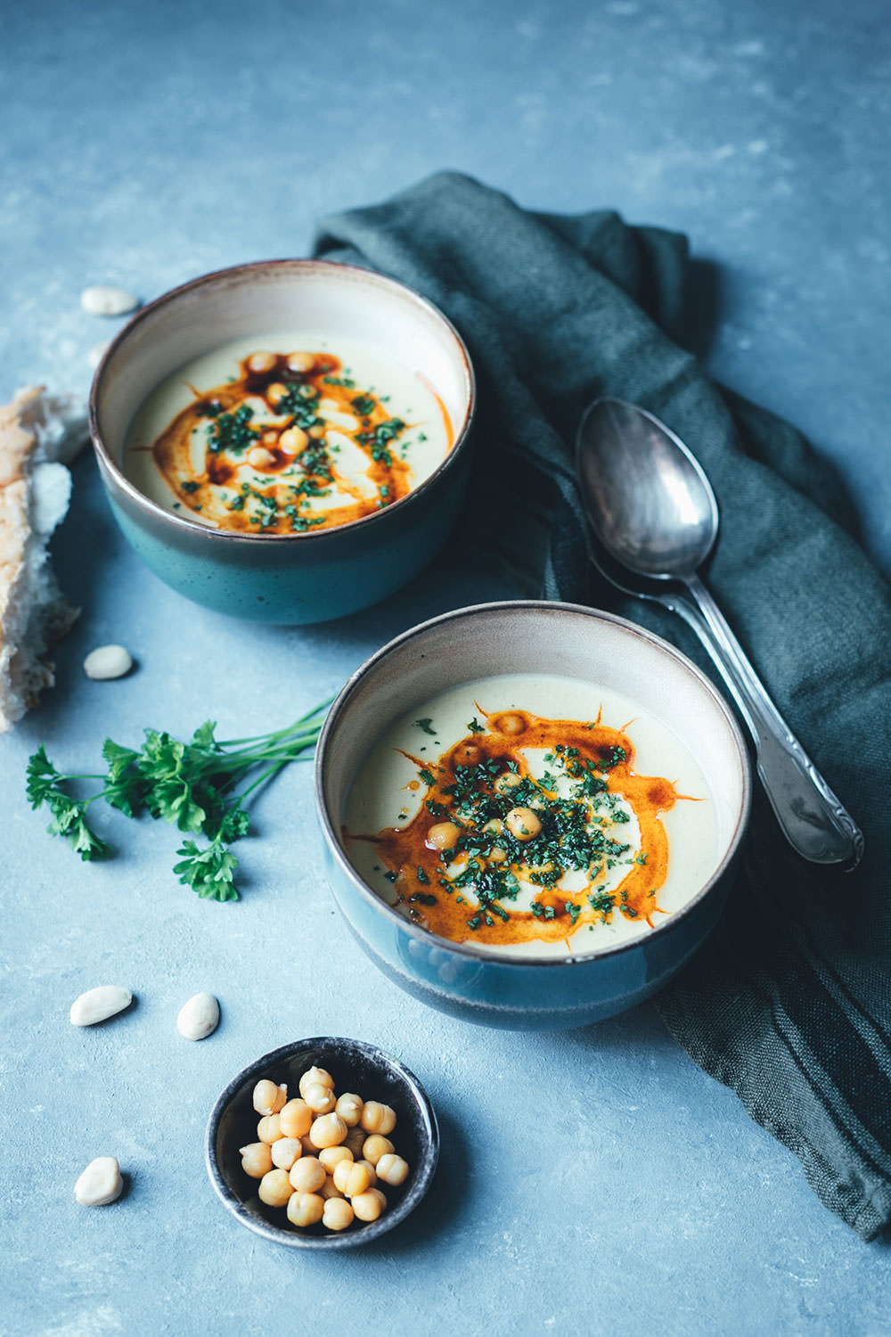Rezept für cremige Kichererbsen-Suppe mit Mandeln und Paprika-Öl | Hummus-Suppe – vegan und glutenfrei | Rezept mit und ohne Thermomix | moeyskitchen.com #suppe #kichererbsensuppe #hummussuppe #kichererbsen #hummus #thermomix #thermomixrezepte #tm6 #tm5 #tm31 #rezepte #foodblogger #vegan