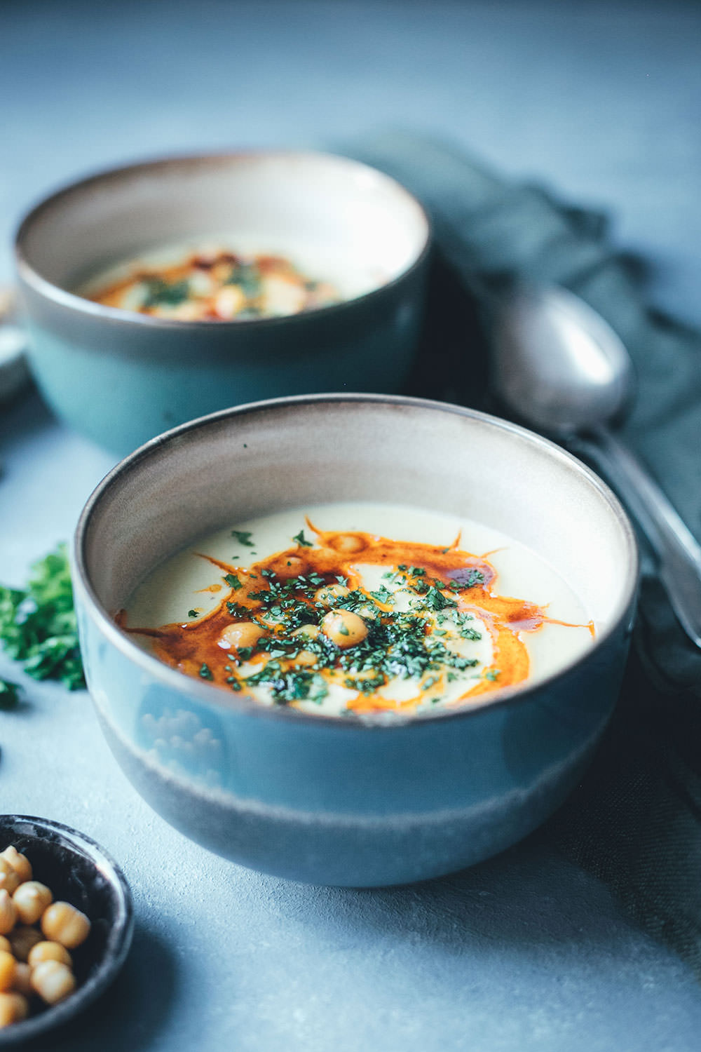 Rezept für cremige Kichererbsen-Suppe mit Mandeln und Paprika-Öl | Hummus-Suppe – vegan und glutenfrei | Rezept mit und ohne Thermomix | moeyskitchen.com #suppe #kichererbsensuppe #hummussuppe #kichererbsen #hummus #thermomix #thermomixrezepte #tm6 #tm5 #tm31 #rezepte #foodblogger #vegan