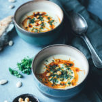 Rezept für cremige Kichererbsen-Suppe mit Mandeln und Paprika-Öl | Hummus-Suppe – vegan und glutenfrei | Rezept mit und ohne Thermomix | moeyskitchen.com #suppe #kichererbsensuppe #hummussuppe #kichererbsen #hummus #thermomix #thermomixrezepte #tm6 #tm5 #tm31 #rezepte #foodblogger #vegan