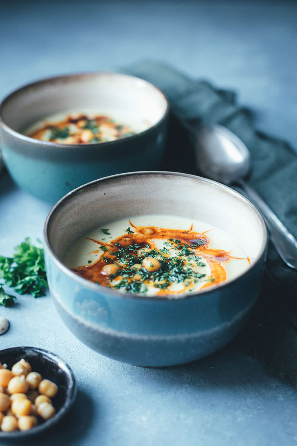 Rezept für cremige Kichererbsen-Suppe mit Mandeln und Paprika-Öl | Hummus-Suppe – vegan und glutenfrei | Rezept mit und ohne Thermomix | moeyskitchen.com #suppe #kichererbsensuppe #hummussuppe #kichererbsen #hummus #thermomix #thermomixrezepte #tm6 #tm5 #tm31 #rezepte #foodblogger #vegan
