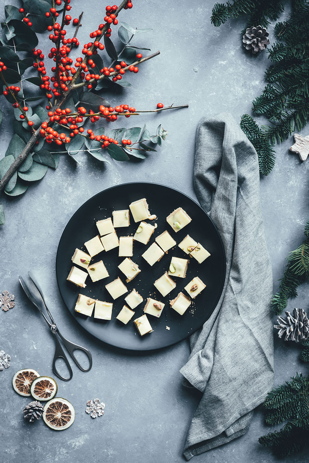 Weihnachtlicher Kalter Hund mit weißer Schokolade, Spekulatius und Pistazien | Geschenke aus der Küche für die Weihnachtszeit und den Plätzchenteller | moeyskitchen.com #kalterhund #kekskuchen #kalteschnauze #spekulatius #weisseschokolade #weihnachtsplätzchen #rezepte #foodblogger #weihnachten