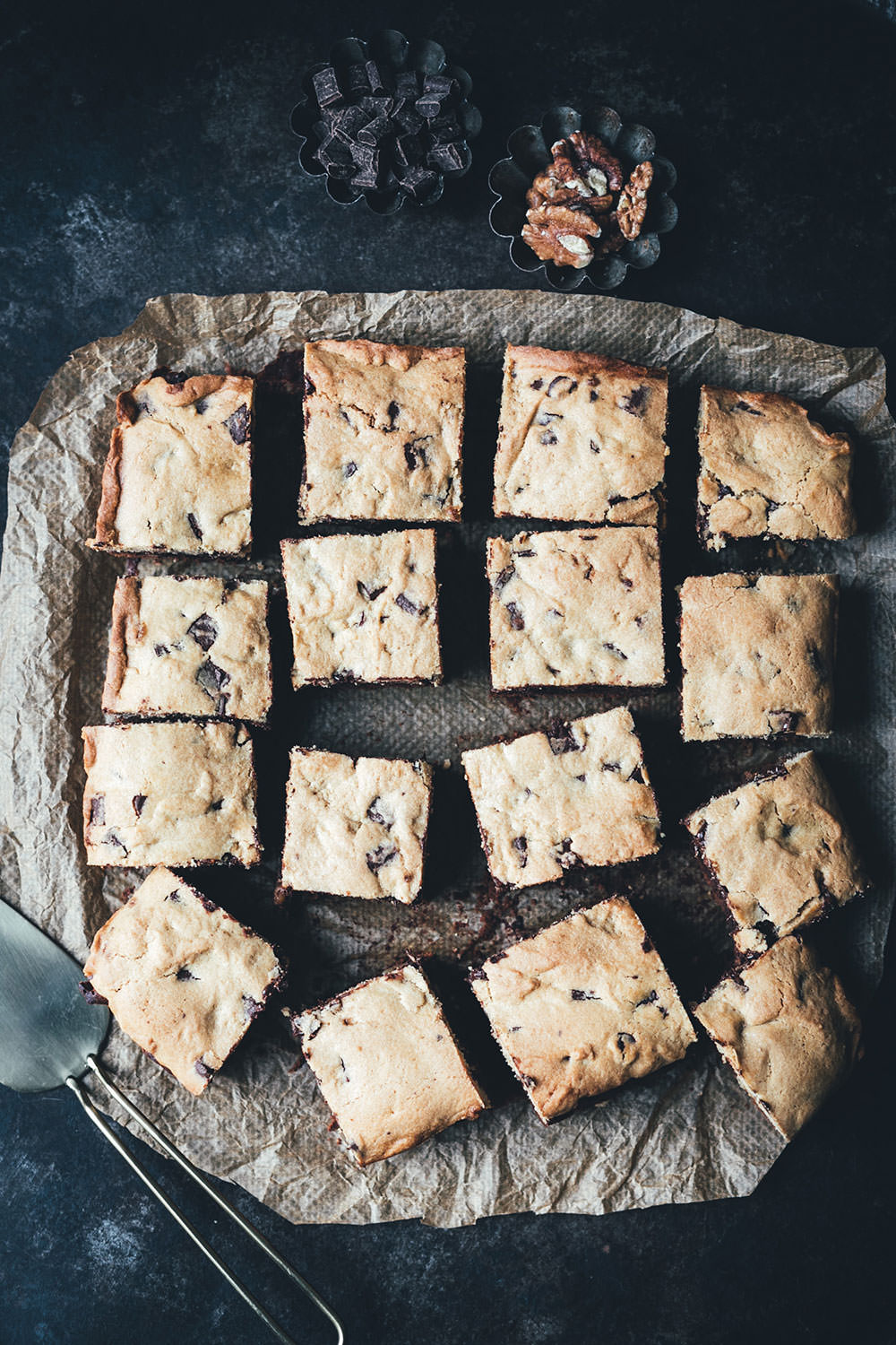 Rezept für Brookies - die perfekte Mischung aus Brownies und Cookies | saftiger Brownie mit Walnüssen trifft aus knusprigen Cookie mit Schokostückchen | moeyskitchen.com #brookies #brownies #cookies #backen #rezepte #foodblogger #brownie #cookie #kekse #keks