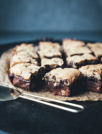 Rezept für Brookies - die perfekte Mischung aus Brownies und Cookies | saftiger Brownie mit Walnüssen trifft aus knusprigen Cookie mit Schokostückchen | moeyskitchen.com #brookies #brownies #cookies #backen #rezepte #foodblogger #brownie #cookie #kekse #keks
