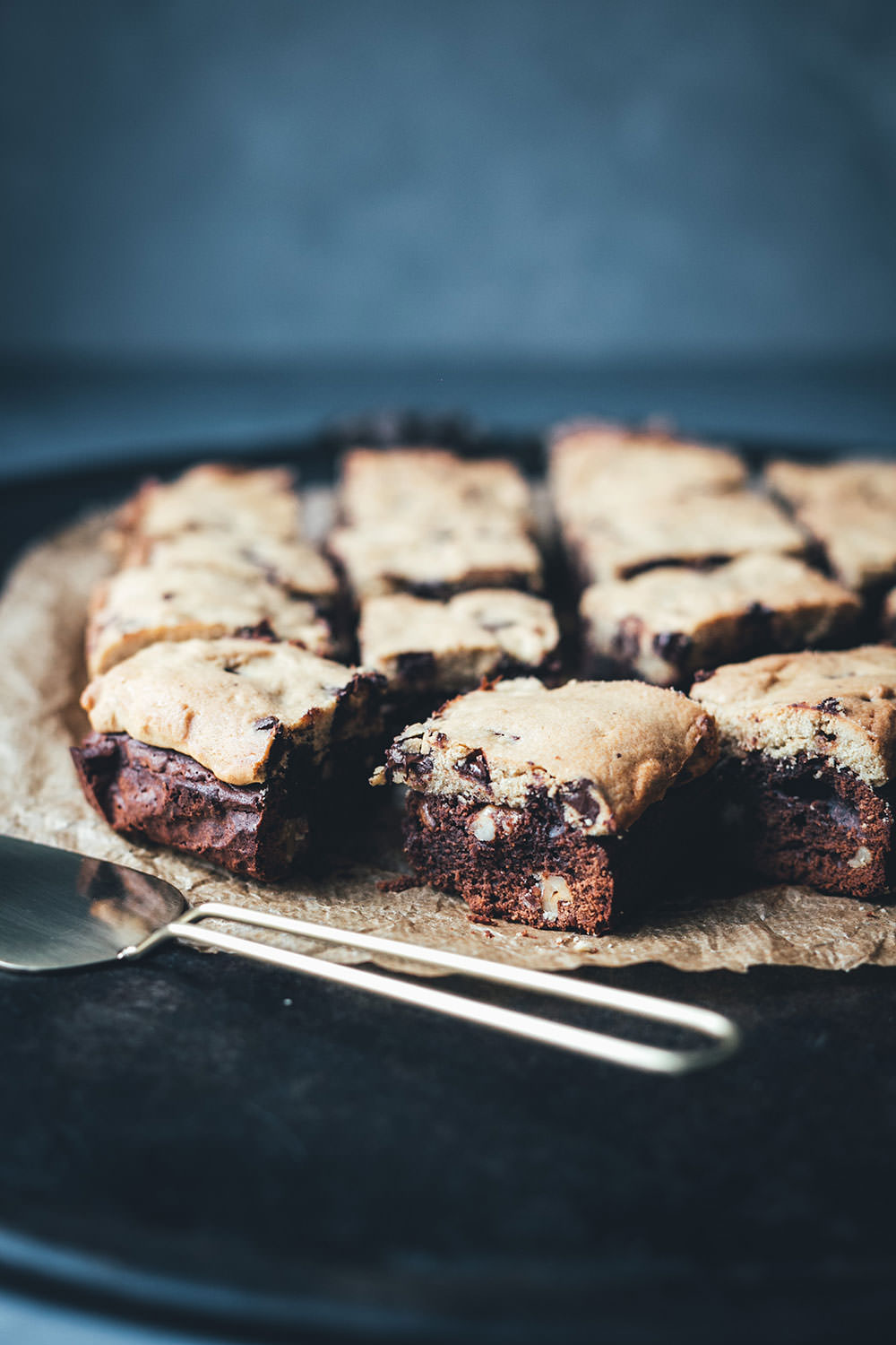 Rezept für Brookies - die perfekte Mischung aus Brownies und Cookies | saftiger Brownie mit Walnüssen trifft aus knusprigen Cookie mit Schokostückchen | moeyskitchen.com #brookies #brownies #cookies #backen #rezepte #foodblogger #brownie #cookie #kekse #keks