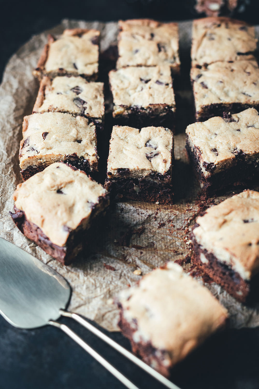 Rezept für Brookies - die perfekte Mischung aus Brownies und Cookies | saftiger Brownie mit Walnüssen trifft aus knusprigen Cookie mit Schokostückchen | moeyskitchen.com #brookies #brownies #cookies #backen #rezepte #foodblogger #brownie #cookie #kekse #keks