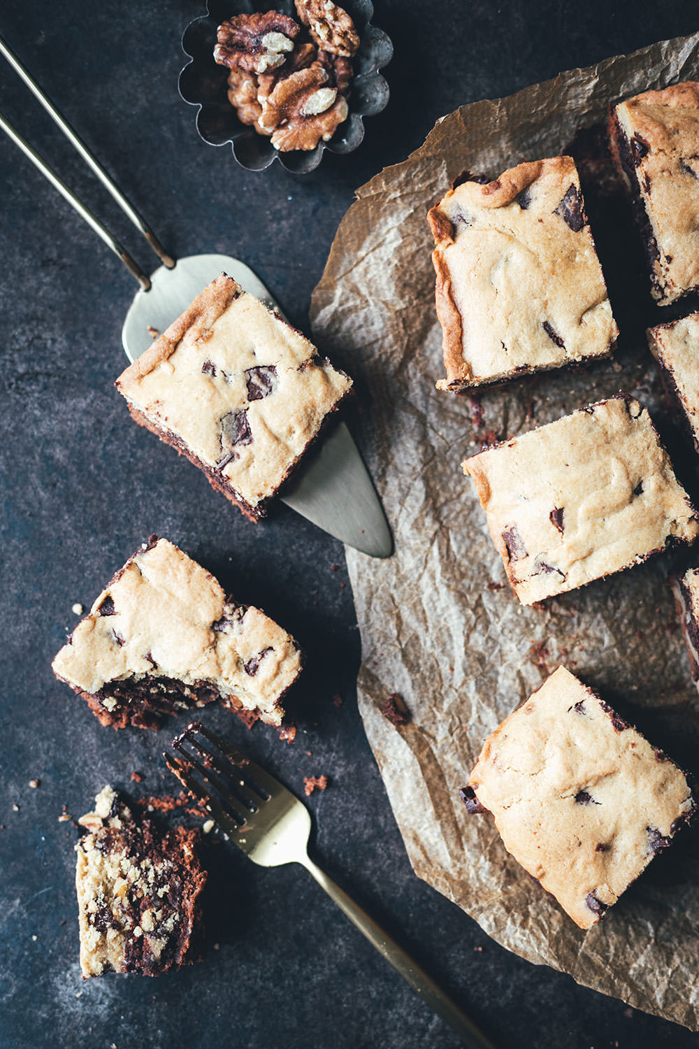 Rezept für Brookies - die perfekte Mischung aus Brownies und Cookies | saftiger Brownie mit Walnüssen trifft aus knusprigen Cookie mit Schokostückchen | moeyskitchen.com #brookies #brownies #cookies #backen #rezepte #foodblogger #brownie #cookie #kekse #keks
