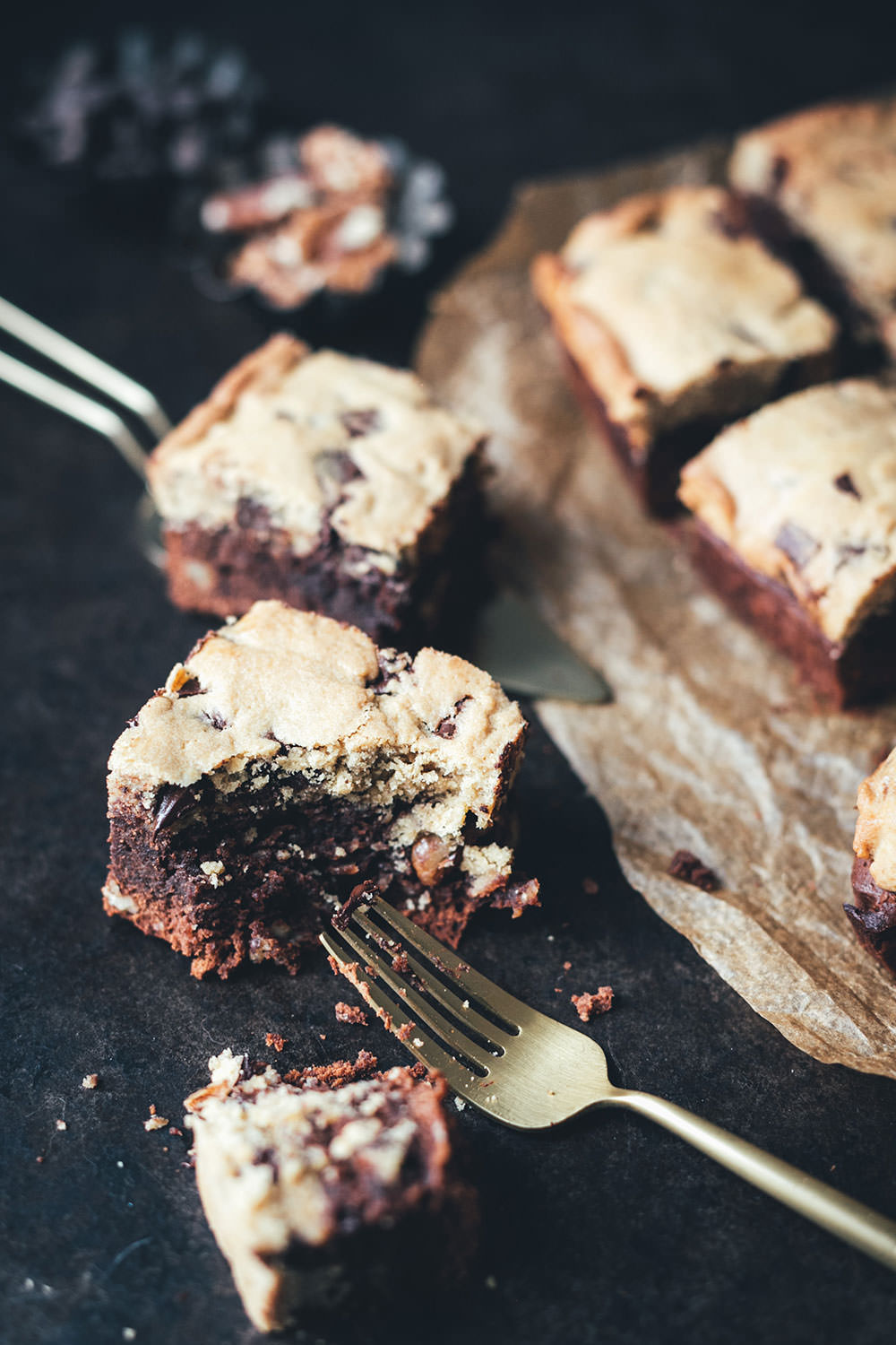 Rezept für Brookies - die perfekte Mischung aus Brownies und Cookies | saftiger Brownie mit Walnüssen trifft aus knusprigen Cookie mit Schokostückchen | moeyskitchen.com #brookies #brownies #cookies #backen #rezepte #foodblogger #brownie #cookie #kekse #keks