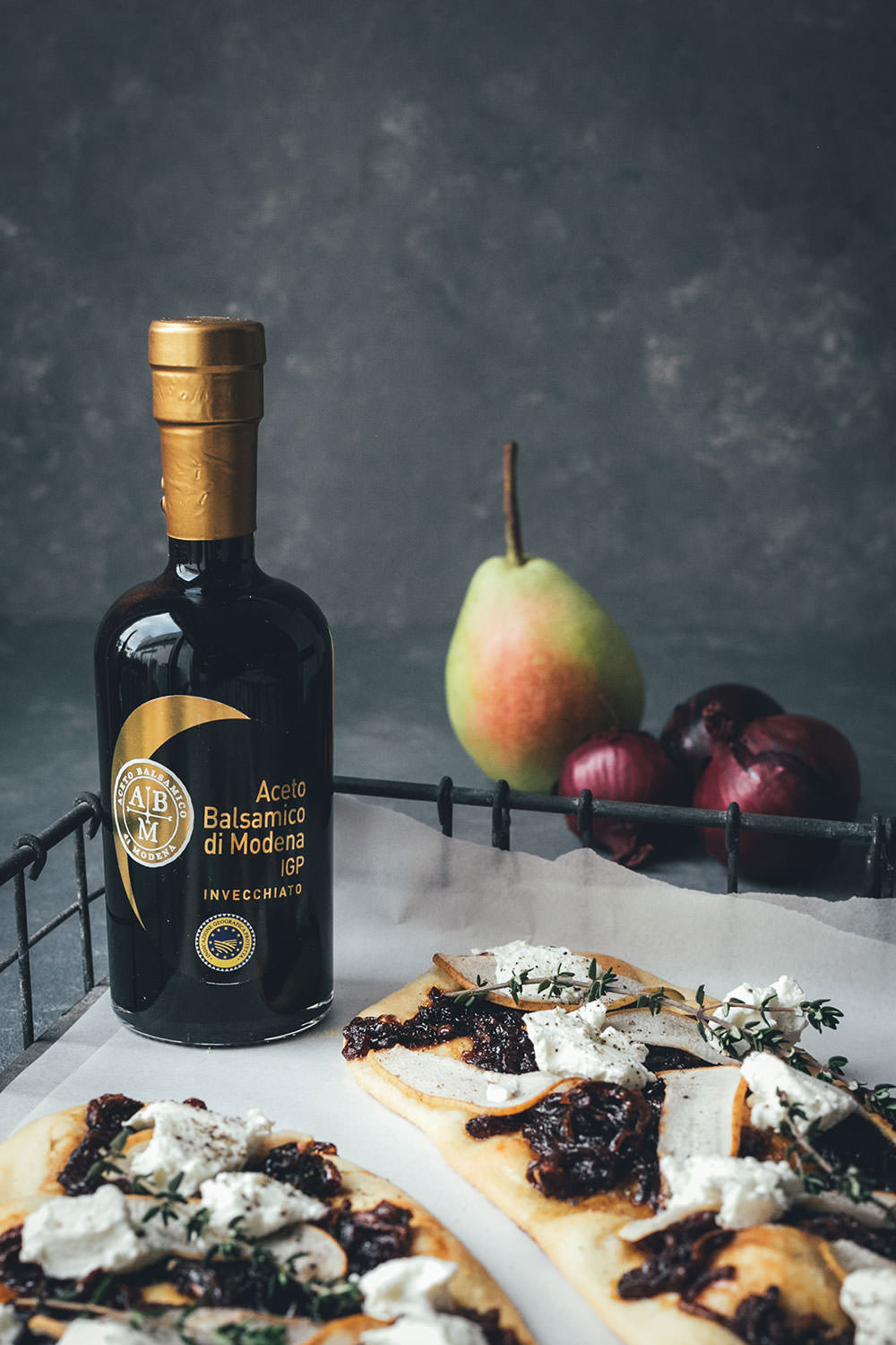 Rezept für mallorquinische Coca Pizza mit karamellisierten Balsamico-Zwiebeln, Birne und Ziegenfrischkäse | moeyskitchen.com #coca #cocapizza #pizza #zwiebeln #balsamico #acetobalsamico #acetobalsamicodimodena #balsamicozwiebeln #rezepte #foodblogger