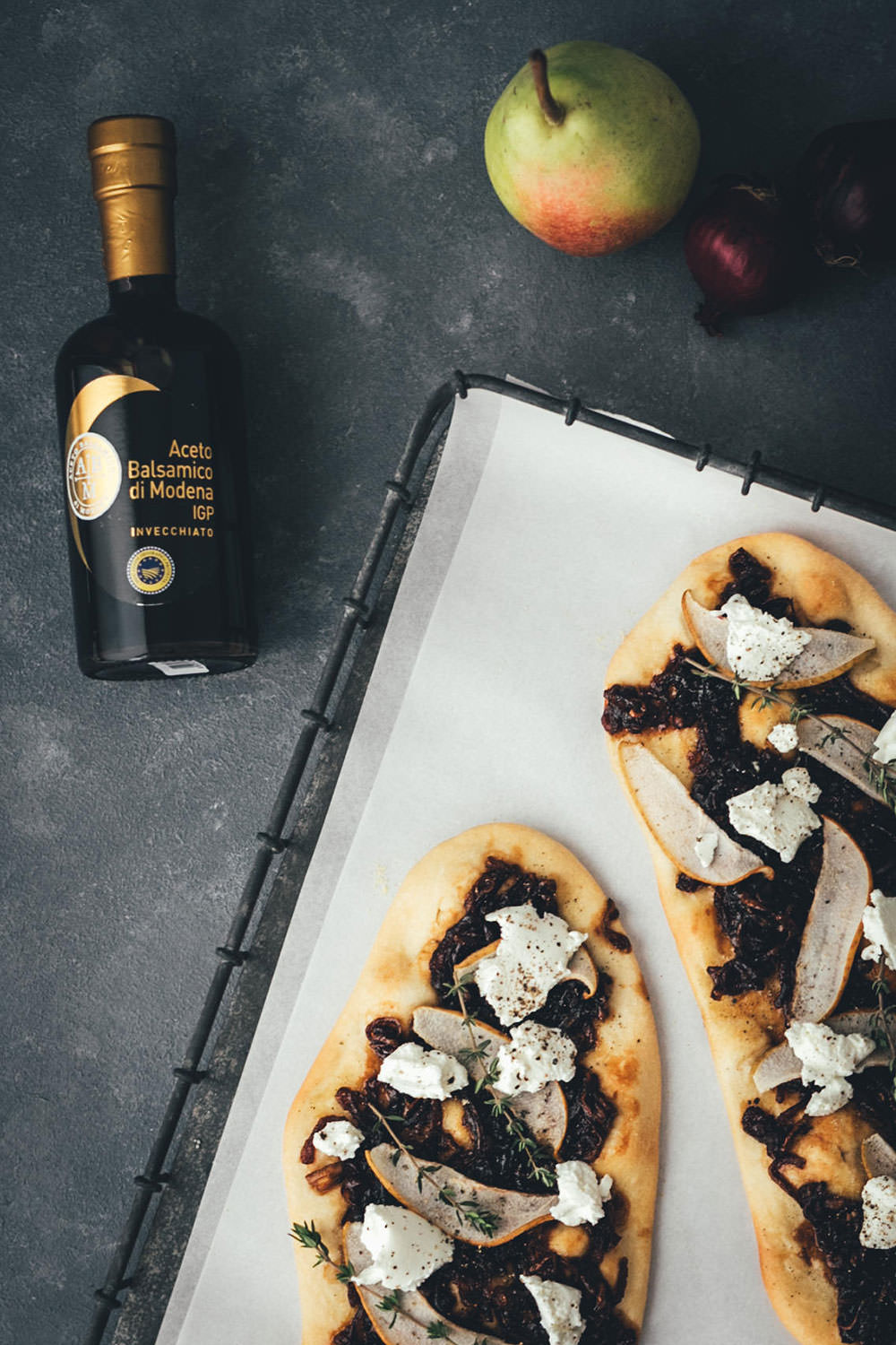 Rezept für mallorquinische Coca Pizza mit karamellisierten Balsamico-Zwiebeln, Birne und Ziegenfrischkäse | moeyskitchen.com #coca #cocapizza #pizza #zwiebeln #balsamico #acetobalsamico #acetobalsamicodimodena #balsamicozwiebeln #rezepte #foodblogger