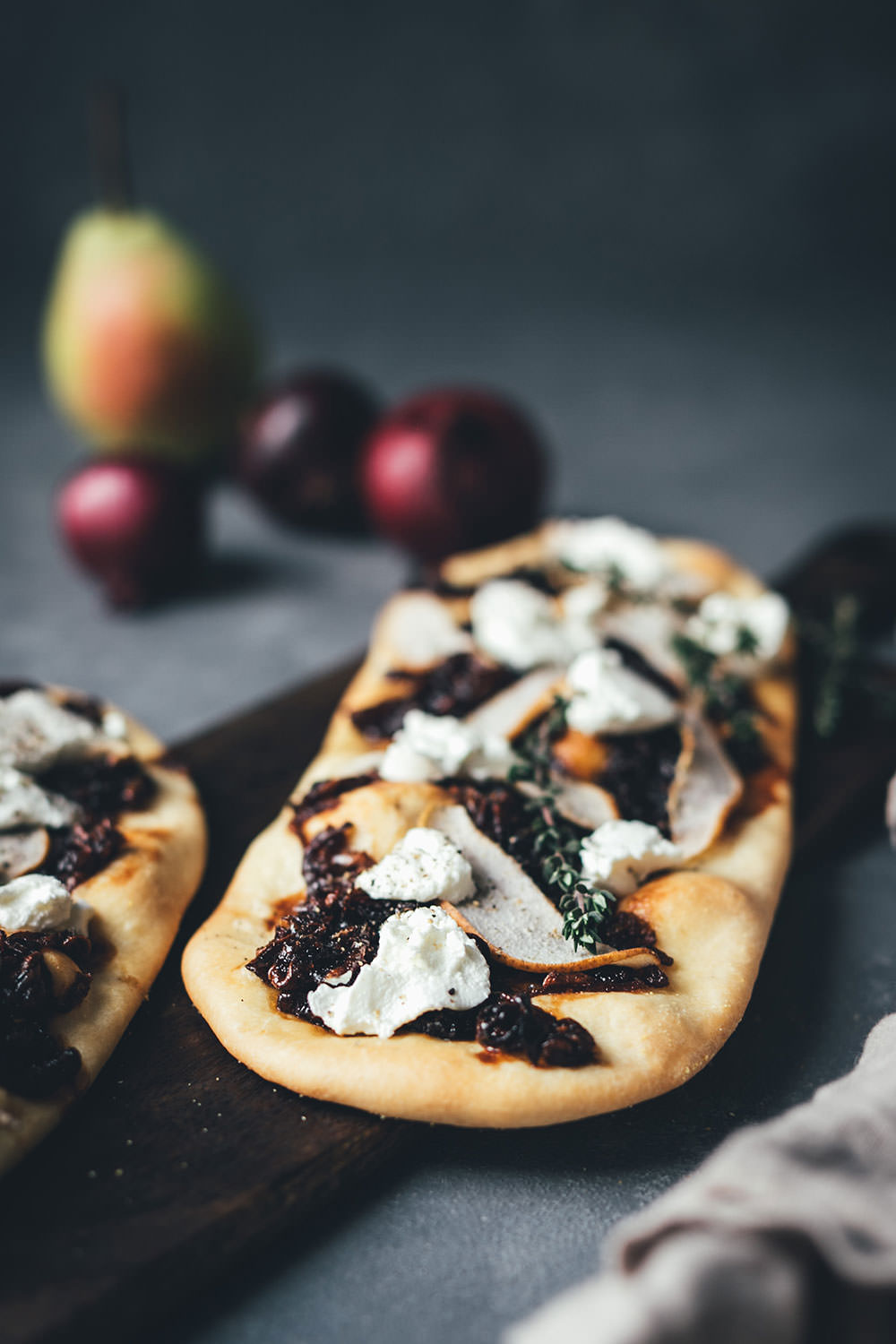 Rezept für mallorquinische Coca Pizza mit karamellisierten Balsamico-Zwiebeln, Birne und Ziegenfrischkäse | moeyskitchen.com #coca #cocapizza #pizza #zwiebeln #balsamico #acetobalsamico #acetobalsamicodimodena #balsamicozwiebeln #rezepte #foodblogger