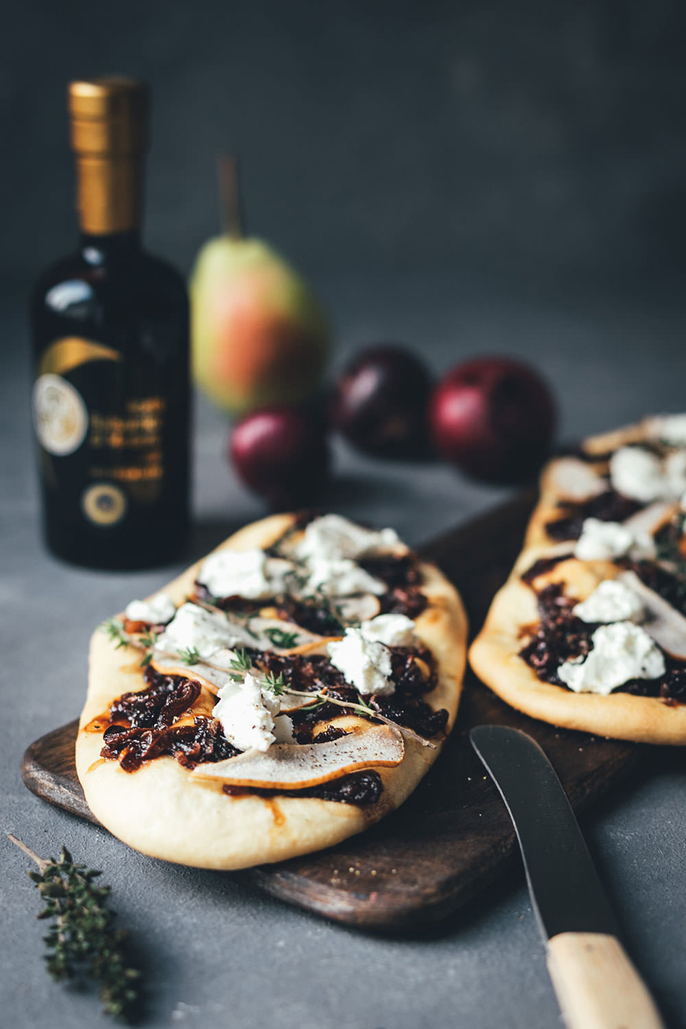 Rezept für mallorquinische Coca Pizza mit karamellisierten Balsamico-Zwiebeln, Birne und Ziegenfrischkäse | moeyskitchen.com #coca #cocapizza #pizza #zwiebeln #balsamico #acetobalsamico #acetobalsamicodimodena #balsamicozwiebeln #rezepte #foodblogger