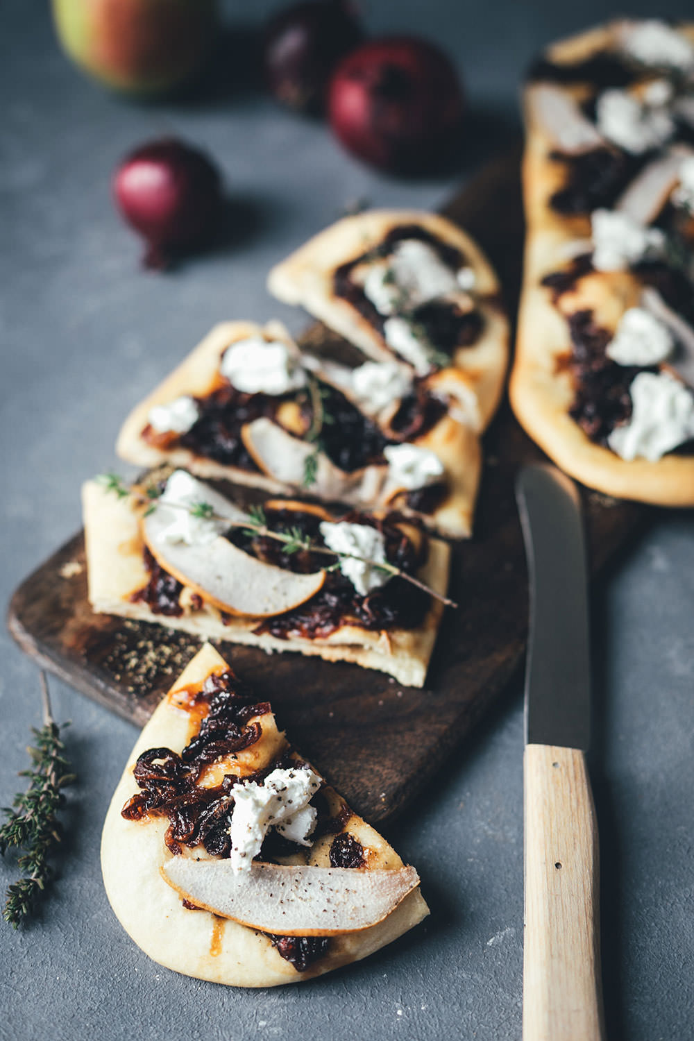 Rezept für mallorquinische Coca Pizza mit karamellisierten Balsamico-Zwiebeln, Birne und Ziegenfrischkäse | moeyskitchen.com #coca #cocapizza #pizza #zwiebeln #balsamico #acetobalsamico #acetobalsamicodimodena #balsamicozwiebeln #rezepte #foodblogger
