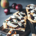 Rezept für mallorquinische Coca Pizza mit karamellisierten Balsamico-Zwiebeln, Birne und Ziegenfrischkäse | moeyskitchen.com #coca #cocapizza #pizza #zwiebeln #balsamico #acetobalsamico #acetobalsamicodimodena #balsamicozwiebeln #rezepte #foodblogger