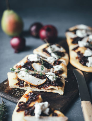 Rezept für mallorquinische Coca Pizza mit karamellisierten Balsamico-Zwiebeln, Birne und Ziegenfrischkäse | moeyskitchen.com #coca #cocapizza #pizza #zwiebeln #balsamico #acetobalsamico #acetobalsamicodimodena #balsamicozwiebeln #rezepte #foodblogger