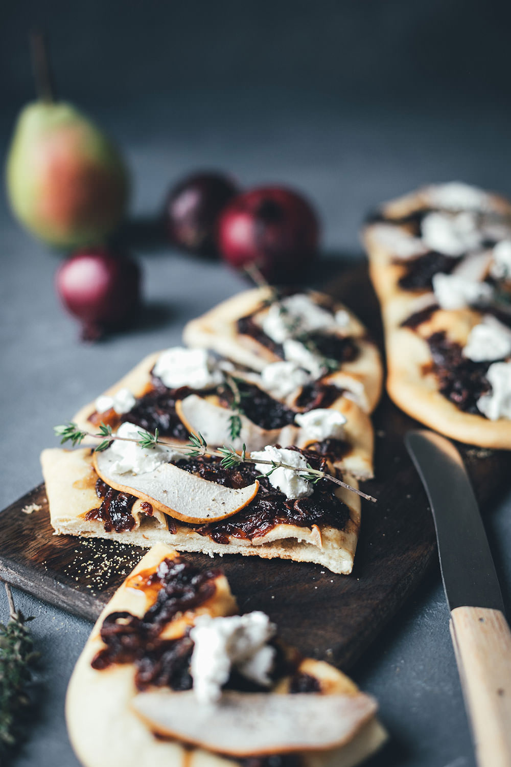 Rezept für mallorquinische Coca Pizza mit karamellisierten Balsamico-Zwiebeln, Birne und Ziegenfrischkäse | moeyskitchen.com #coca #cocapizza #pizza #zwiebeln #balsamico #acetobalsamico #acetobalsamicodimodena #balsamicozwiebeln #rezepte #foodblogger