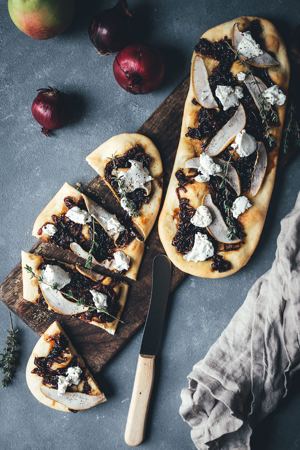 Rezept für mallorquinische Coca Pizza mit karamellisierten Balsamico-Zwiebeln, Birne und Ziegenfrischkäse | moeyskitchen.com #coca #cocapizza #pizza #zwiebeln #balsamico #acetobalsamico #acetobalsamicodimodena #balsamicozwiebeln #rezepte #foodblogger