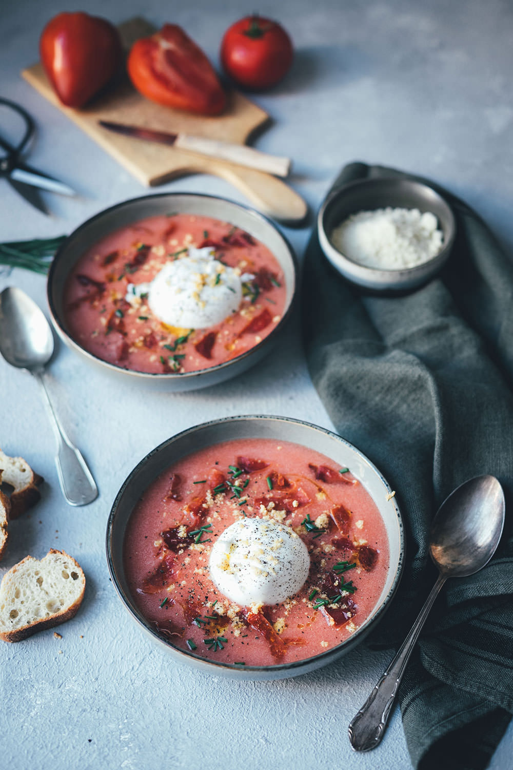Rezept für kalte Tomatensuppe im Stil einer spanischen Salmorejo, einer Abwandlung der klassischen Gazpacho | serviert mit Burrata, gerösteten gemahlenen Mandeln und Serranoschinken-Chips | moeyskitchen.com #rezepte #foodblogger #tomaten #burrata #gazpacho #salmorejo #gazpacho #gaspacho #serranoschinken #mandeln