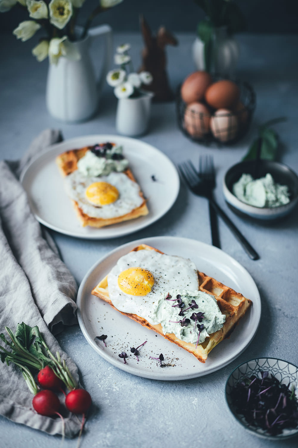 Rezept für herzhafte Kartoffel-Waffeln mit Spiegelei und Bärlauch-Feta-Dip | Foodblogger-Osterbrunch 2019 #foodblogger #rezepte #ostern #osterrezepte #waffeln #herzhaftewaffeln #bärlauch #brunch #osterbrunch