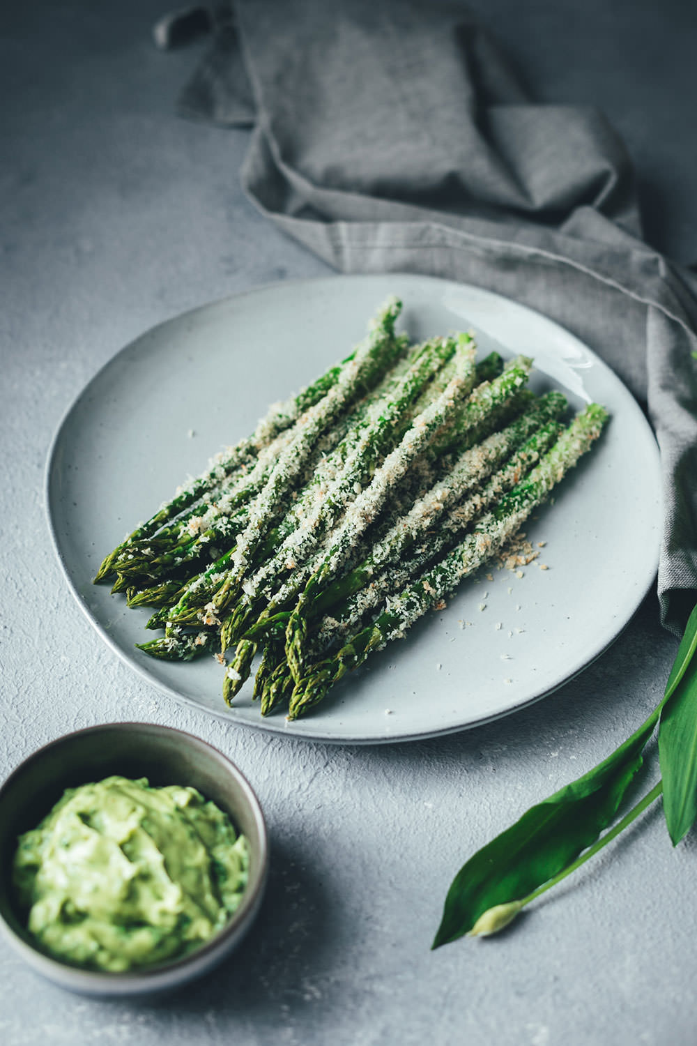 Rezept für grünen Knusper-Spargel mit Panko und Parmesan - mit cremiger Bärlauch-Aioli | moeyskitchen.com #bärlauch #spargel #grünerspargel #aioli #bärlauchaioli #foodblogger #rezepte #frühling