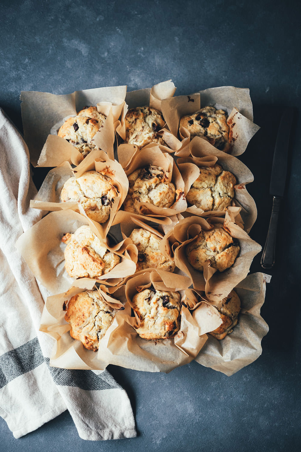 Rezept für saftige Bananen-Muffins mit Walnusskernen und Schokoladen-Stückchen | moeyskitchen.com #rezepte #foodblogger #backen #muffins #bananenmuffins #schokomuffins #muffinsbacken