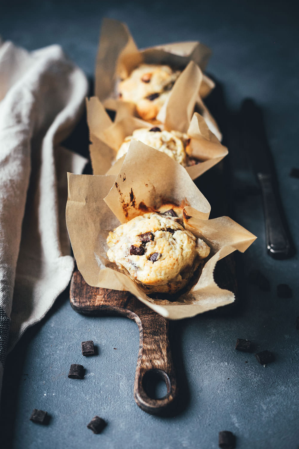 Rezept für saftige Bananen-Muffins mit Walnusskernen und Schokoladen-Stückchen | moeyskitchen.com #rezepte #foodblogger #backen #muffins #bananenmuffins #schokomuffins #muffinsbacken