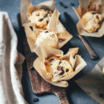 Rezept für saftige Bananen-Muffins mit Walnusskernen und Schokoladen-Stückchen | moeyskitchen.com #rezepte #foodblogger #backen #muffins #bananenmuffins #schokomuffins #muffinsbacken