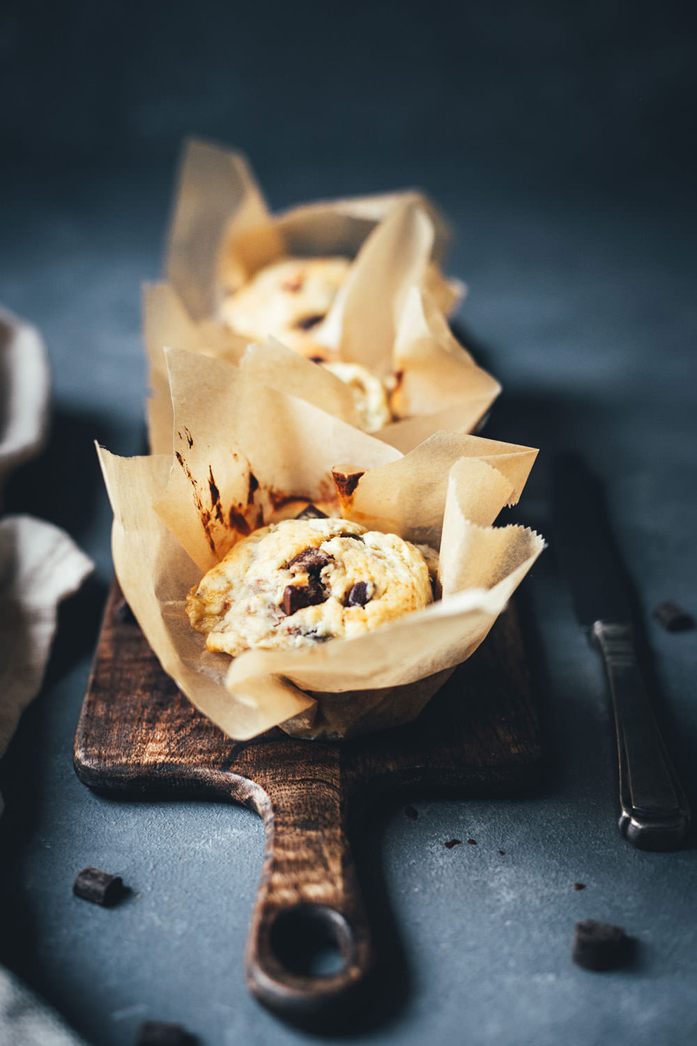 Rezept für saftige Bananen-Muffins mit Walnusskernen und Schokoladen-Stückchen | moeyskitchen.com #rezepte #foodblogger #backen #muffins #bananenmuffins #schokomuffins #muffinsbacken