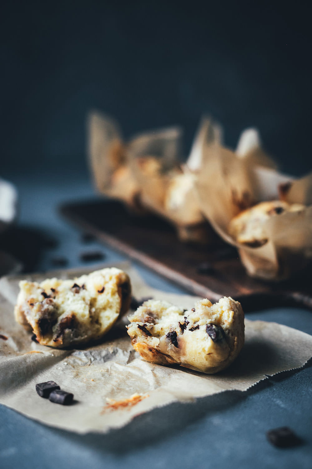 Rezept für saftige Bananen-Muffins mit Walnusskernen und Schokoladen-Stückchen | moeyskitchen.com #rezepte #foodblogger #backen #muffins #bananenmuffins #schokomuffins #muffinsbacken