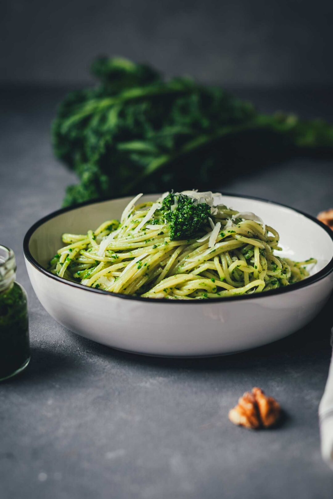 Grünkohl-Pesto mit Pasta, Walnüssen und Parmesan in einer Schale serviert